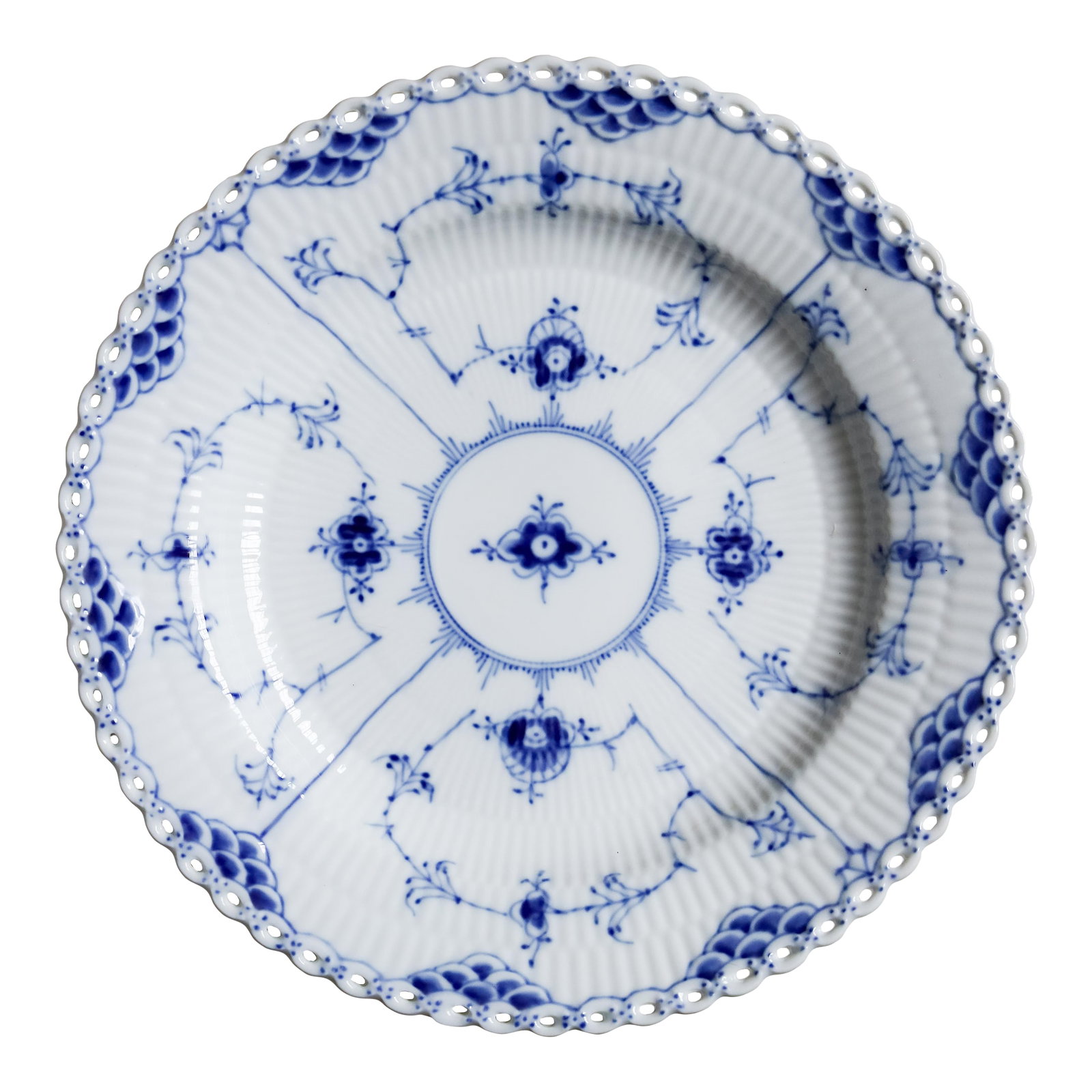 1920s Royal Copenhagen Blue Fluted Full Lace Dinner Plate No 1084: A beautifully preserved example of Royal Copenhagen's iconic Blue Fluted Plain pattern, produced in Denmark in the 1920s. This piece features finely hand-painted cobalt decoration over crisp fluting,