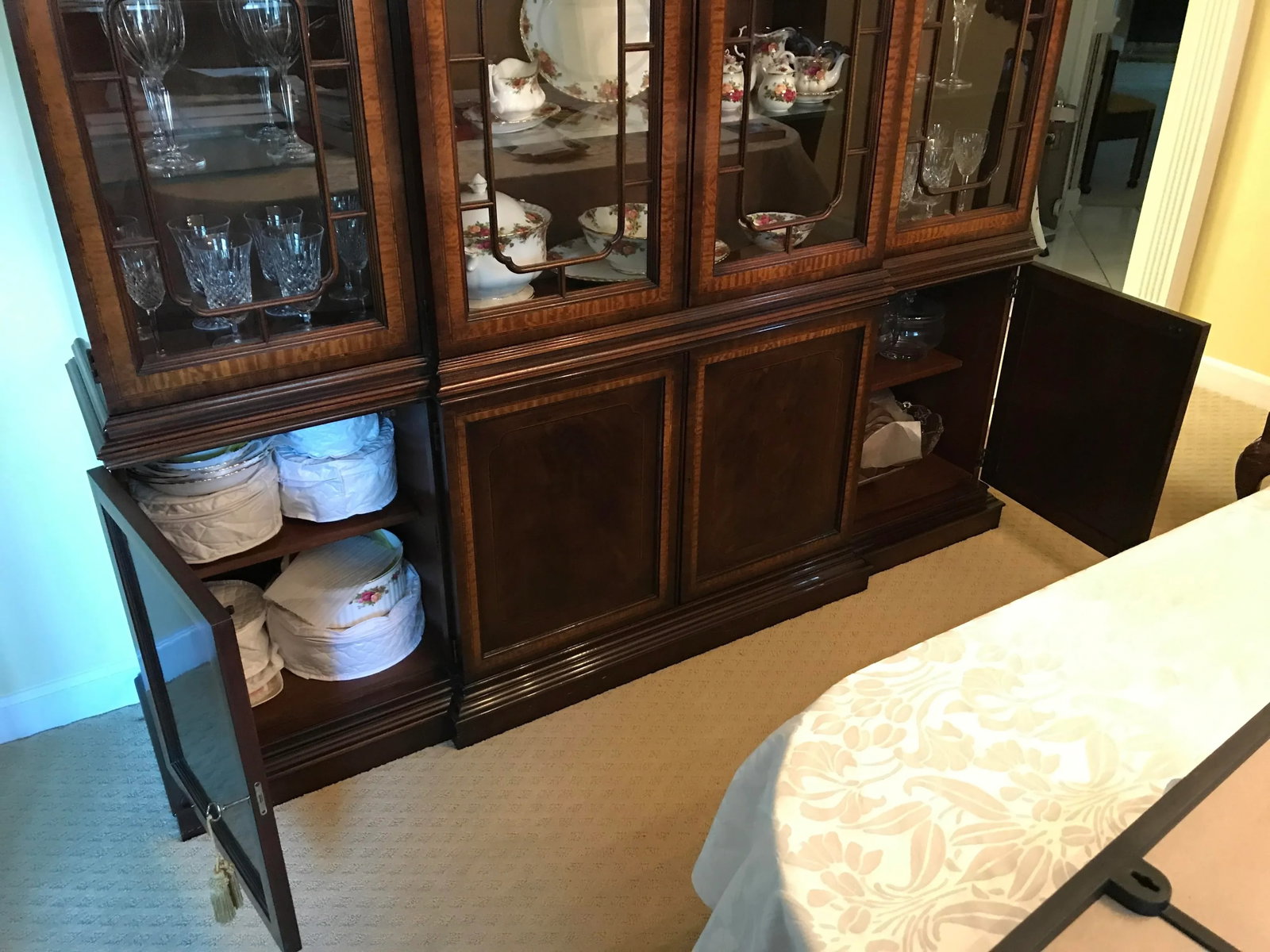 Late 20th Century Vintage Drexel Heritage Mahogany China Cabinet - 11