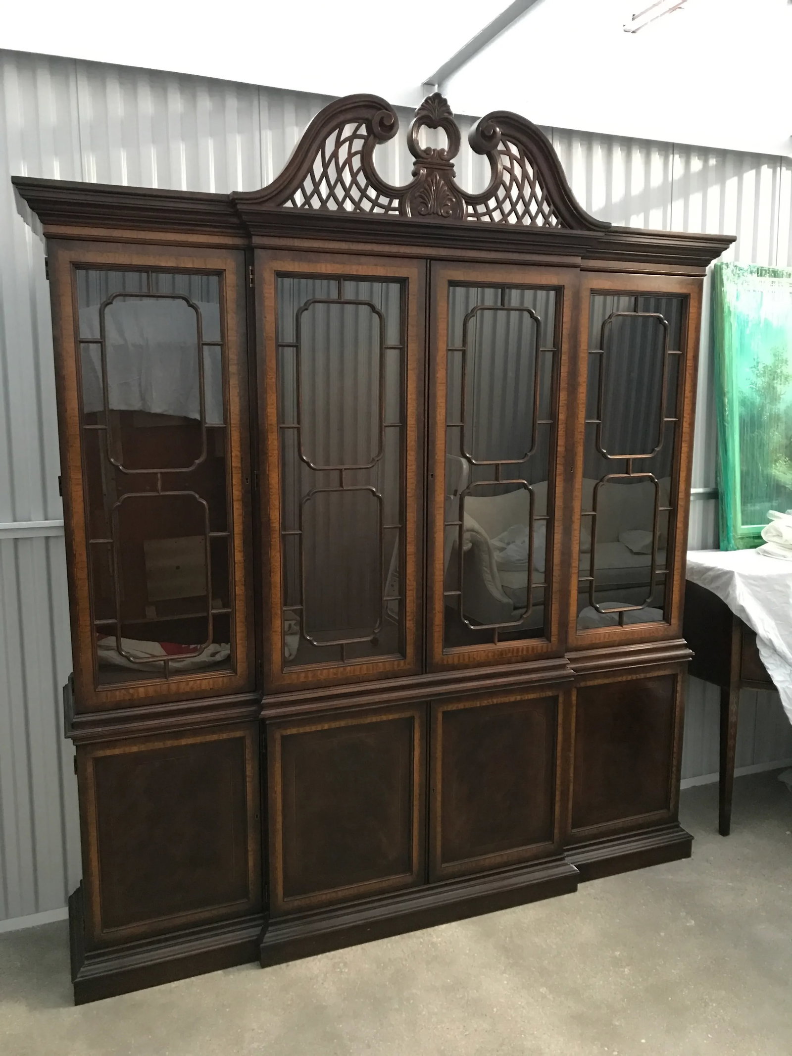 Late 20th Century Vintage Drexel Heritage Mahogany China Cabinet - 13