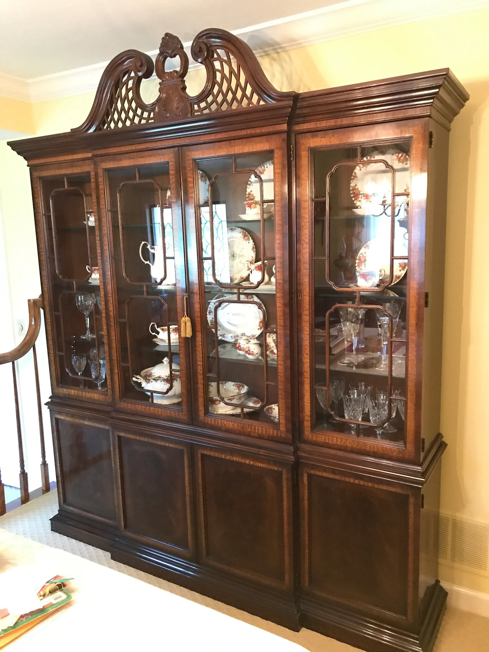 Late 20th Century Vintage Drexel Heritage Mahogany China Cabinet - 2