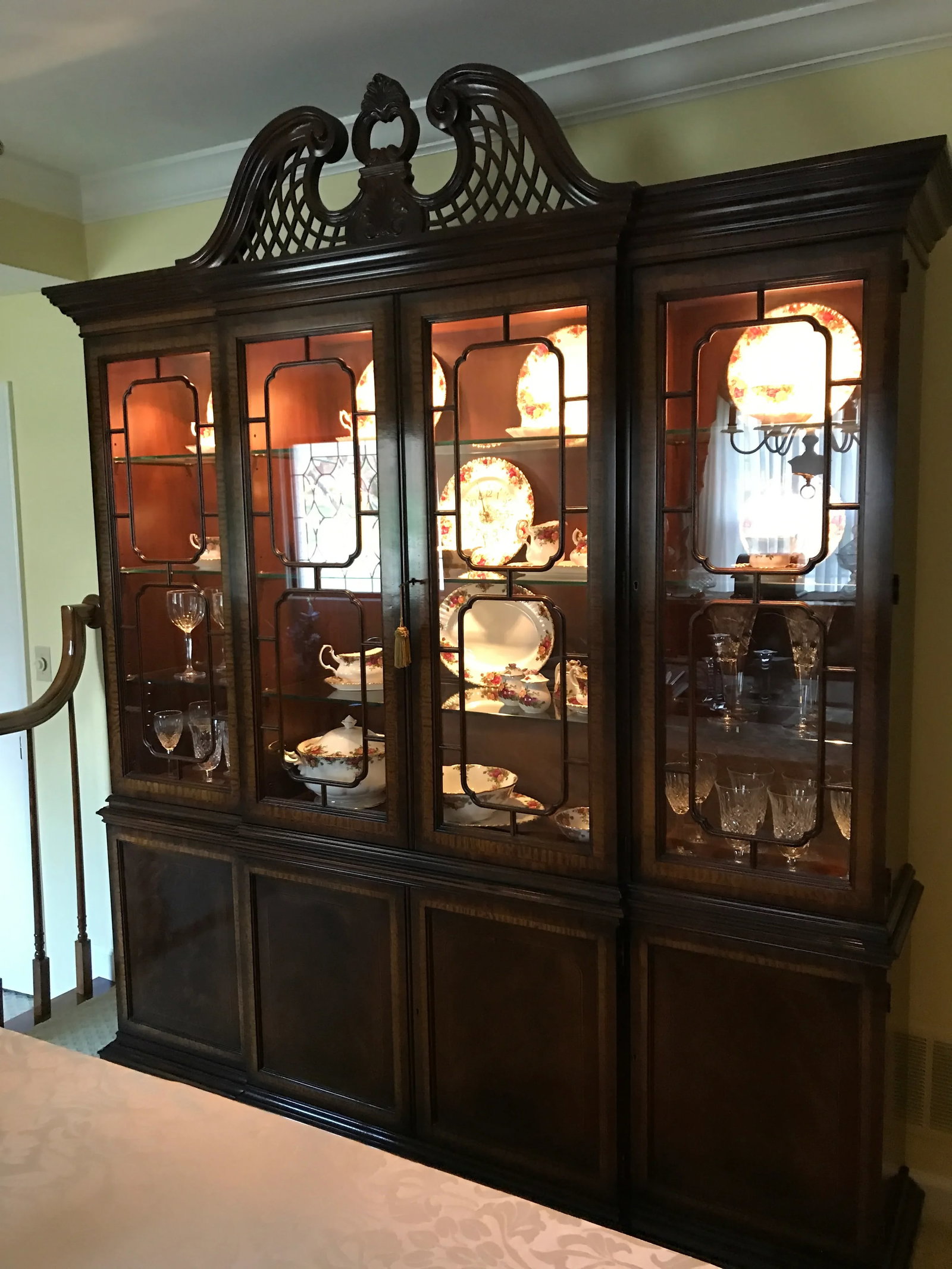 Late 20th Century Vintage Drexel Heritage Mahogany China Cabinet - 3