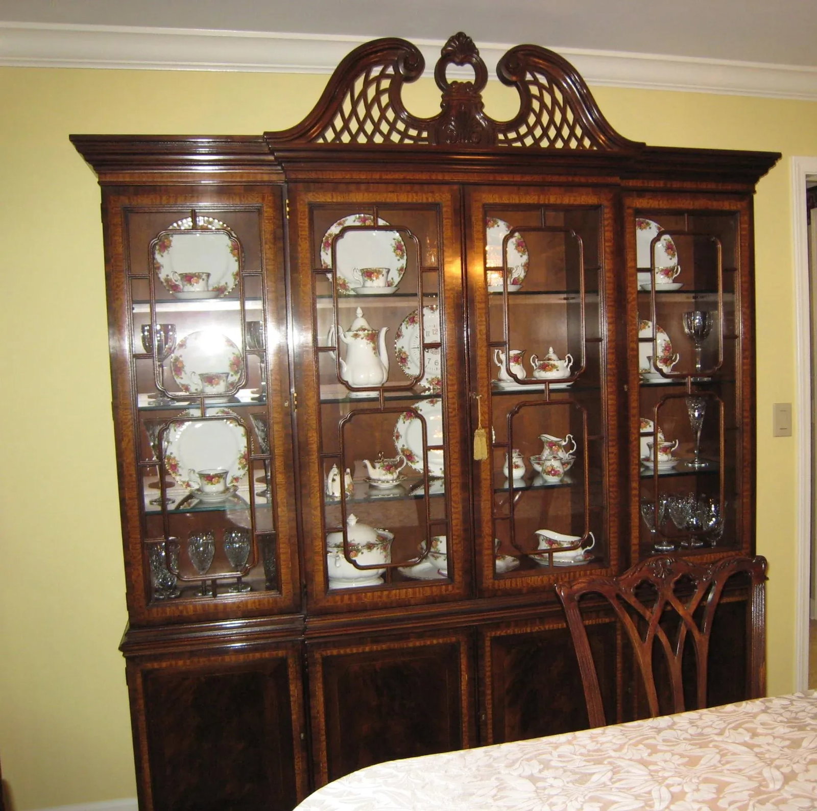 Late 20th Century Vintage Drexel Heritage Mahogany China Cabinet - 4