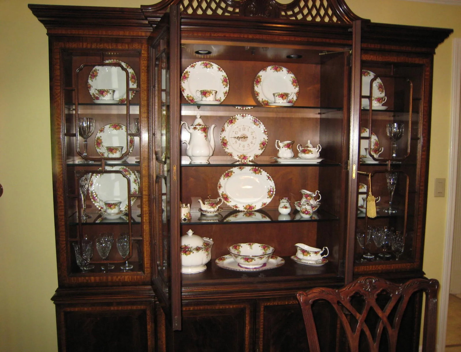 Late 20th Century Vintage Drexel Heritage Mahogany China Cabinet - 5