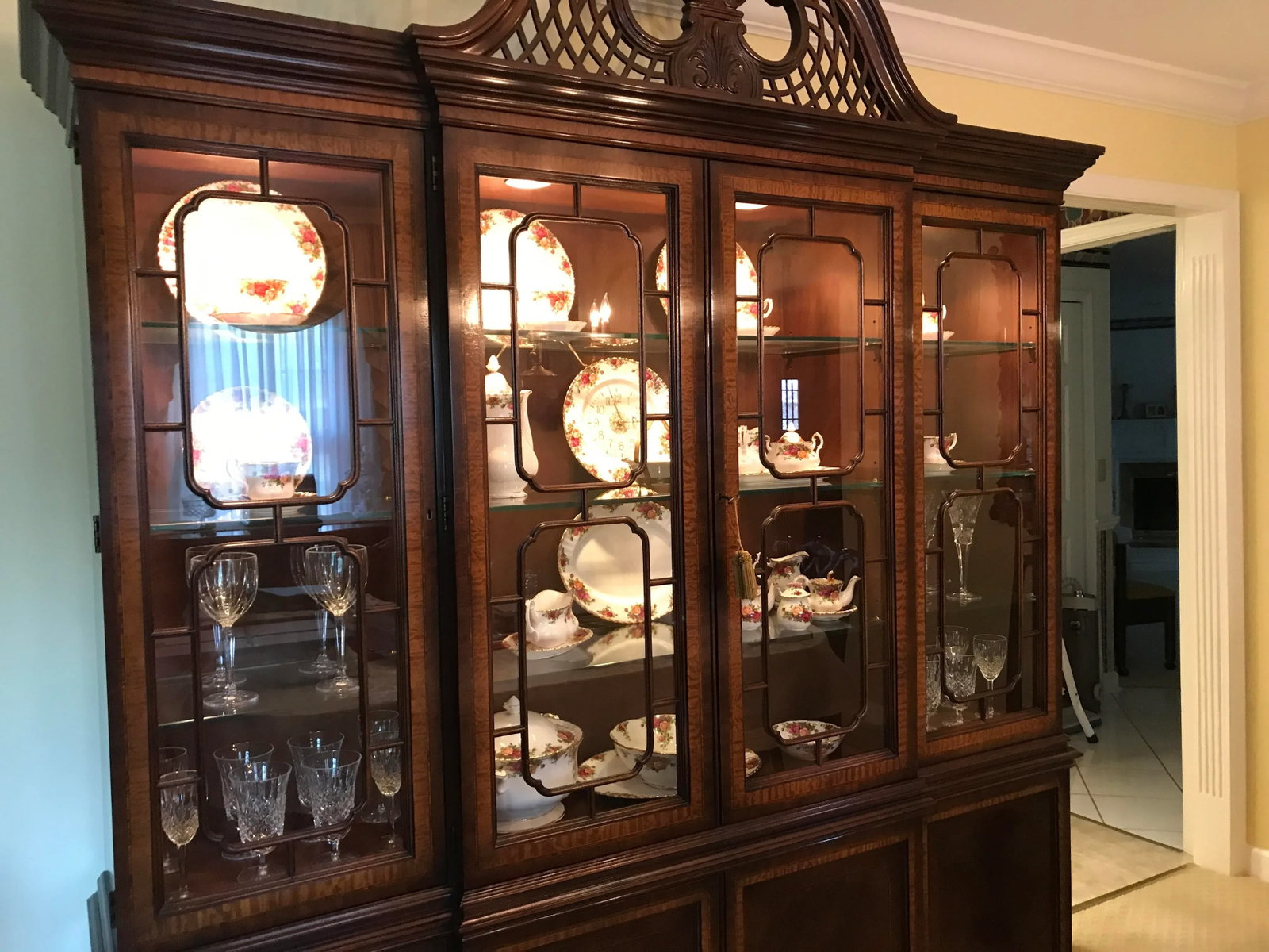 Late 20th Century Vintage Drexel Heritage Mahogany China Cabinet - 6