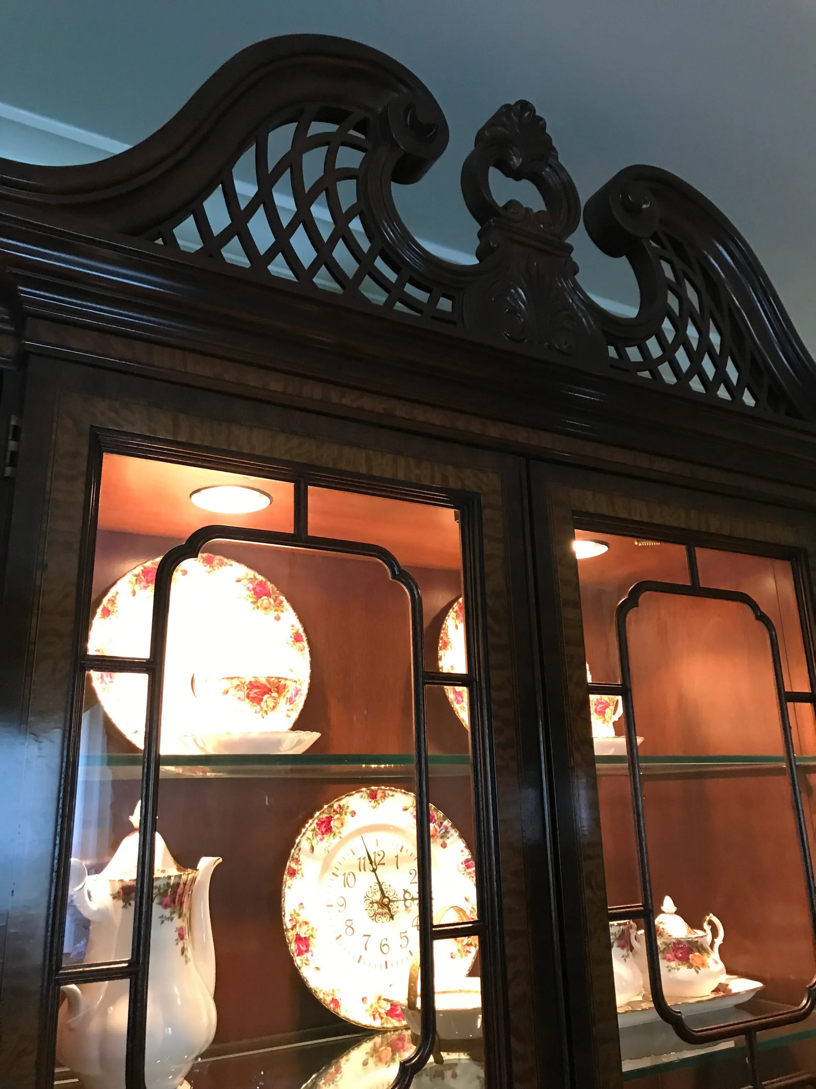Late 20th Century Vintage Drexel Heritage Mahogany China Cabinet - 7