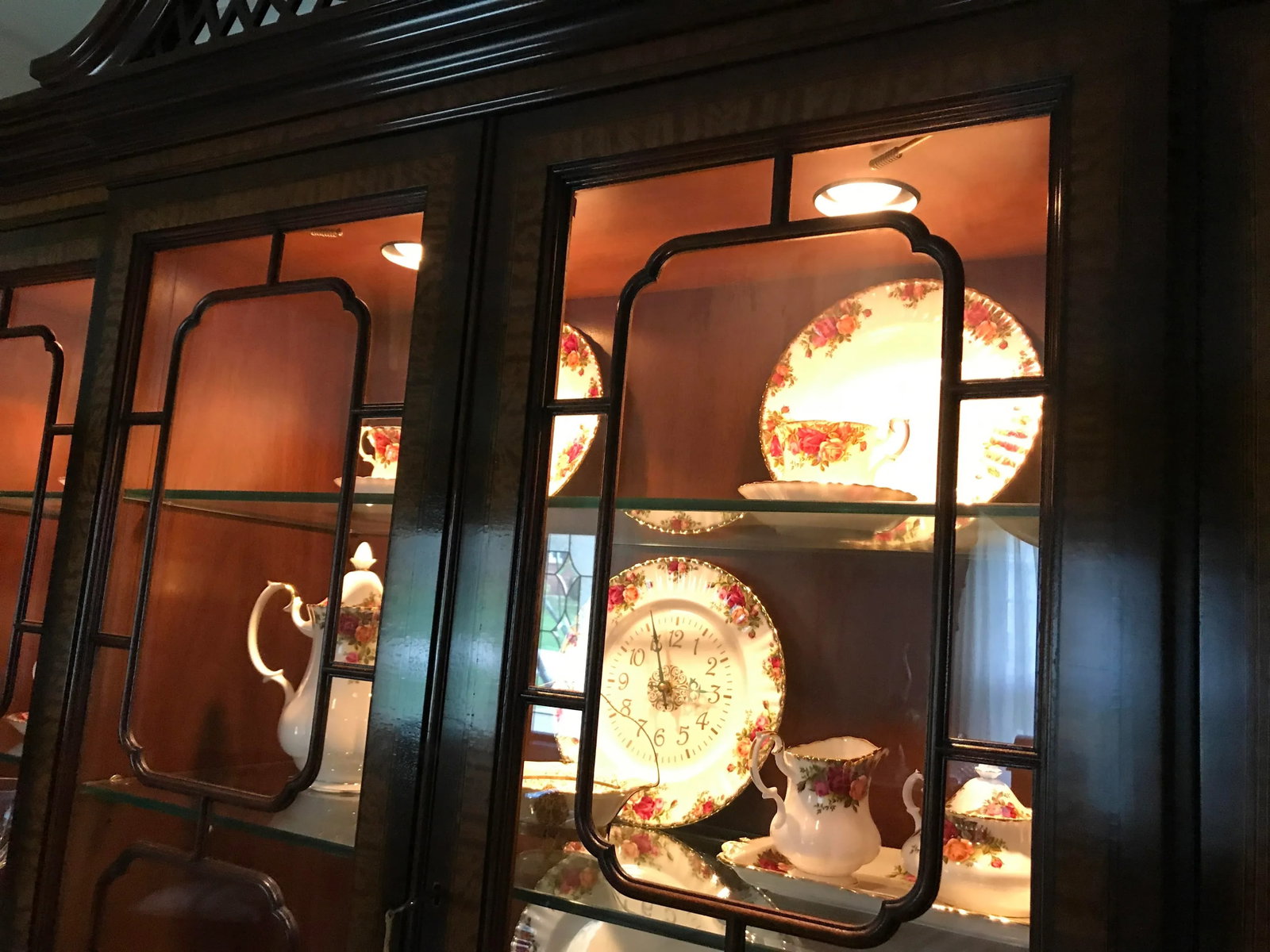 Late 20th Century Vintage Drexel Heritage Mahogany China Cabinet - 8