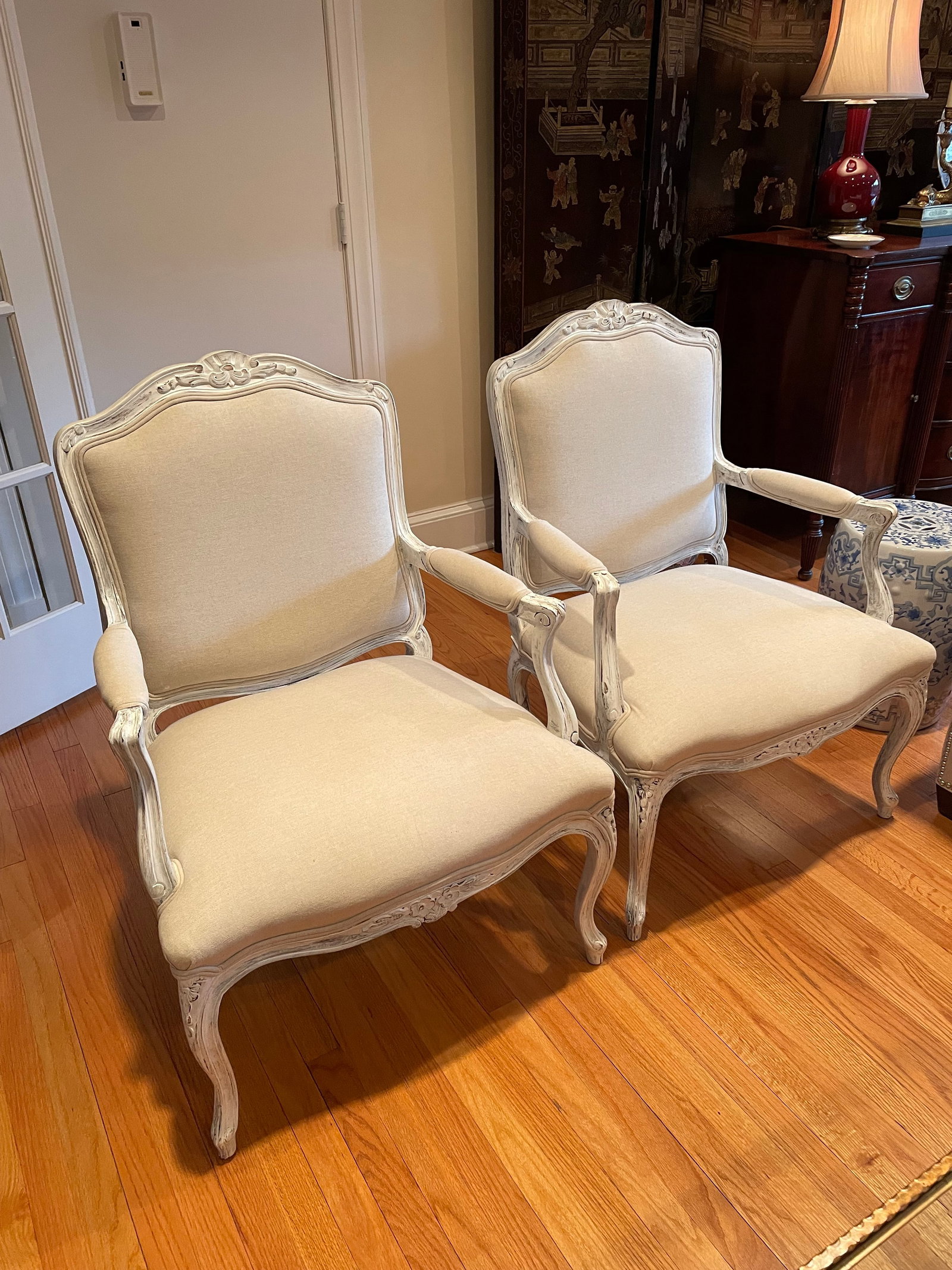 Louis XV Style Whitewashed and Upholstered Chairs in Belgian Linen - A Pair, 20th Century - 7