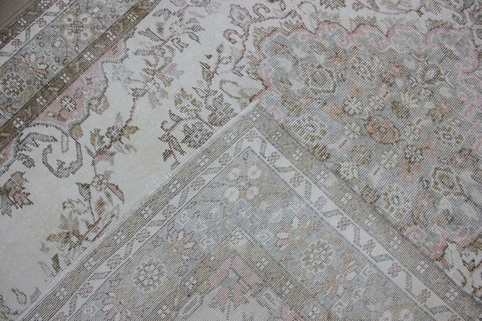 1950s Turkish Vintage Handmade Floral Desing Vintage White Oushak Wool Area Rug - 11