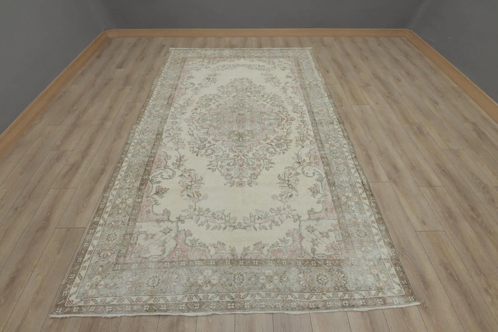 1950s Turkish Vintage Handmade Floral Desing Vintage White Oushak Wool Area Rug - 13