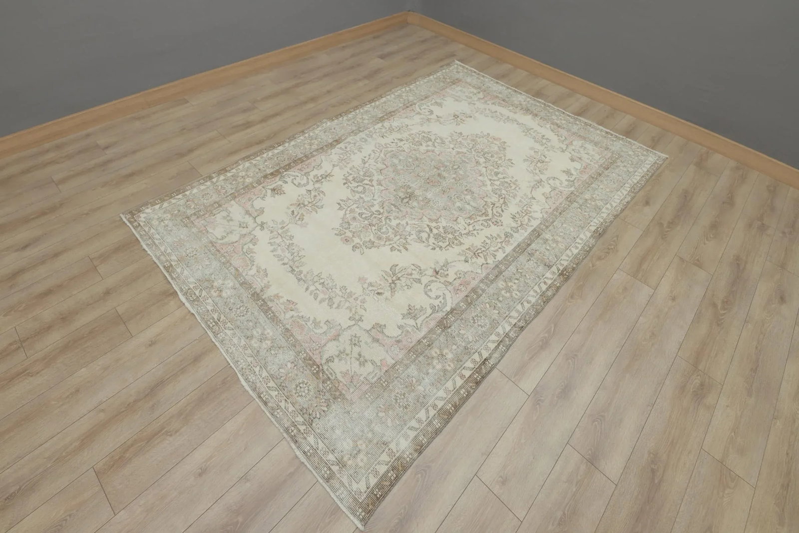 1950s Turkish Vintage Handmade Floral Desing Vintage White Oushak Wool Area Rug - 2