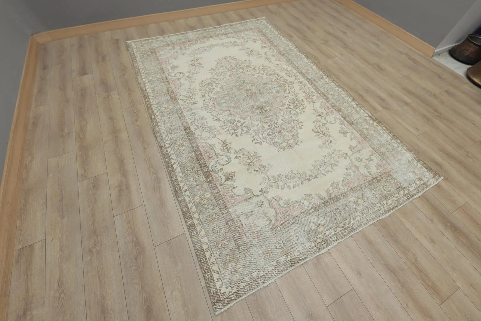 1950s Turkish Vintage Handmade Floral Desing Vintage White Oushak Wool Area Rug - 3