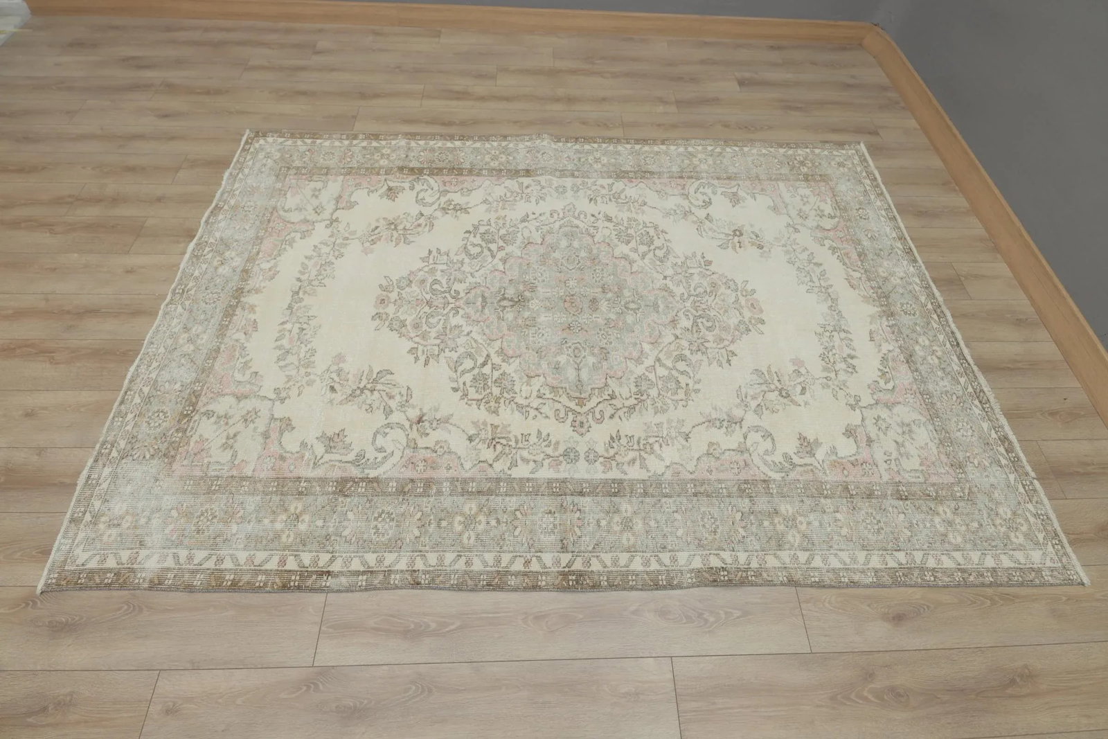 1950s Turkish Vintage Handmade Floral Desing Vintage White Oushak Wool Area Rug - 4