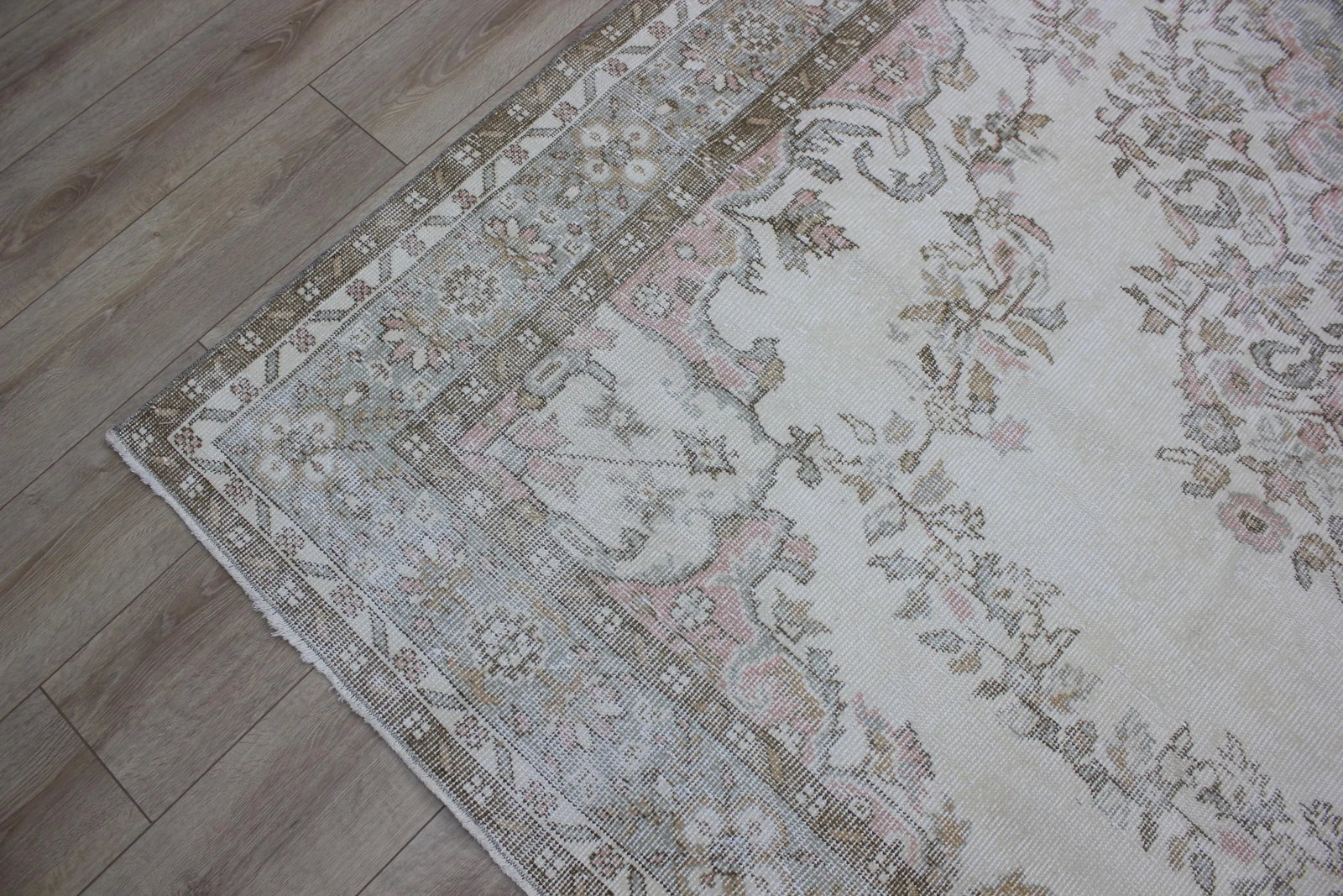 1950s Turkish Vintage Handmade Floral Desing Vintage White Oushak Wool Area Rug - 5