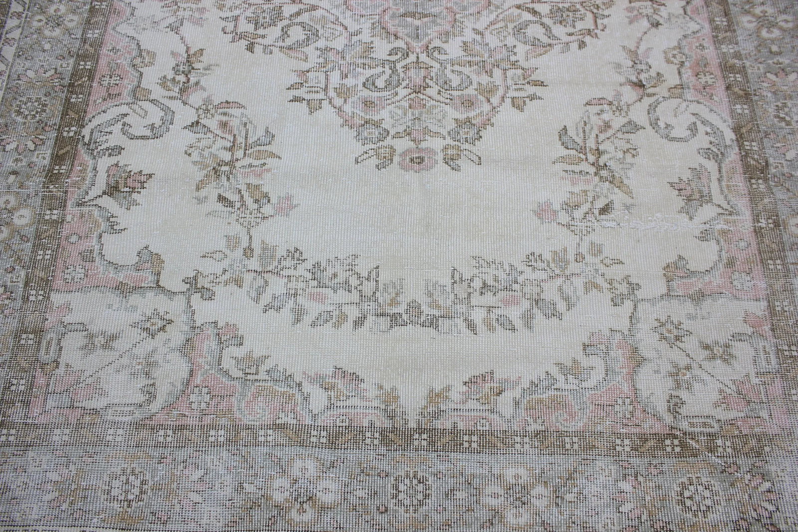 1950s Turkish Vintage Handmade Floral Desing Vintage White Oushak Wool Area Rug - 6