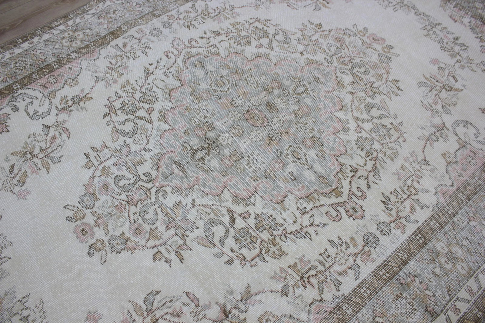 1950s Turkish Vintage Handmade Floral Desing Vintage White Oushak Wool Area Rug - 7