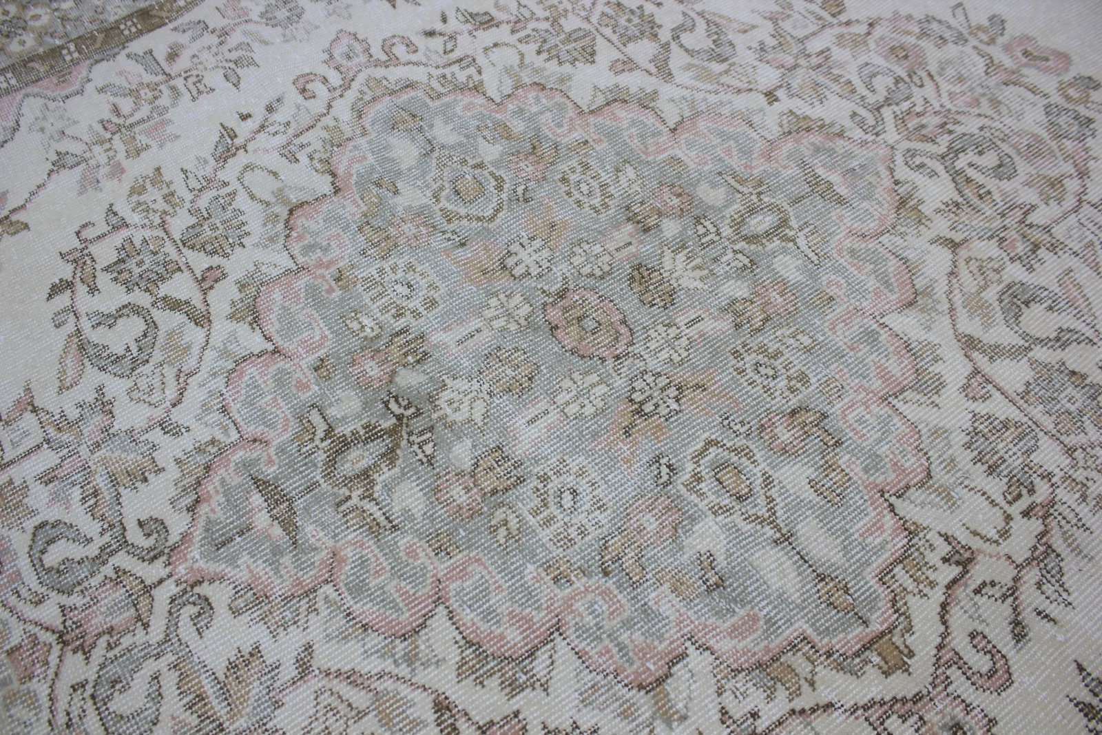 1950s Turkish Vintage Handmade Floral Desing Vintage White Oushak Wool Area Rug - 8
