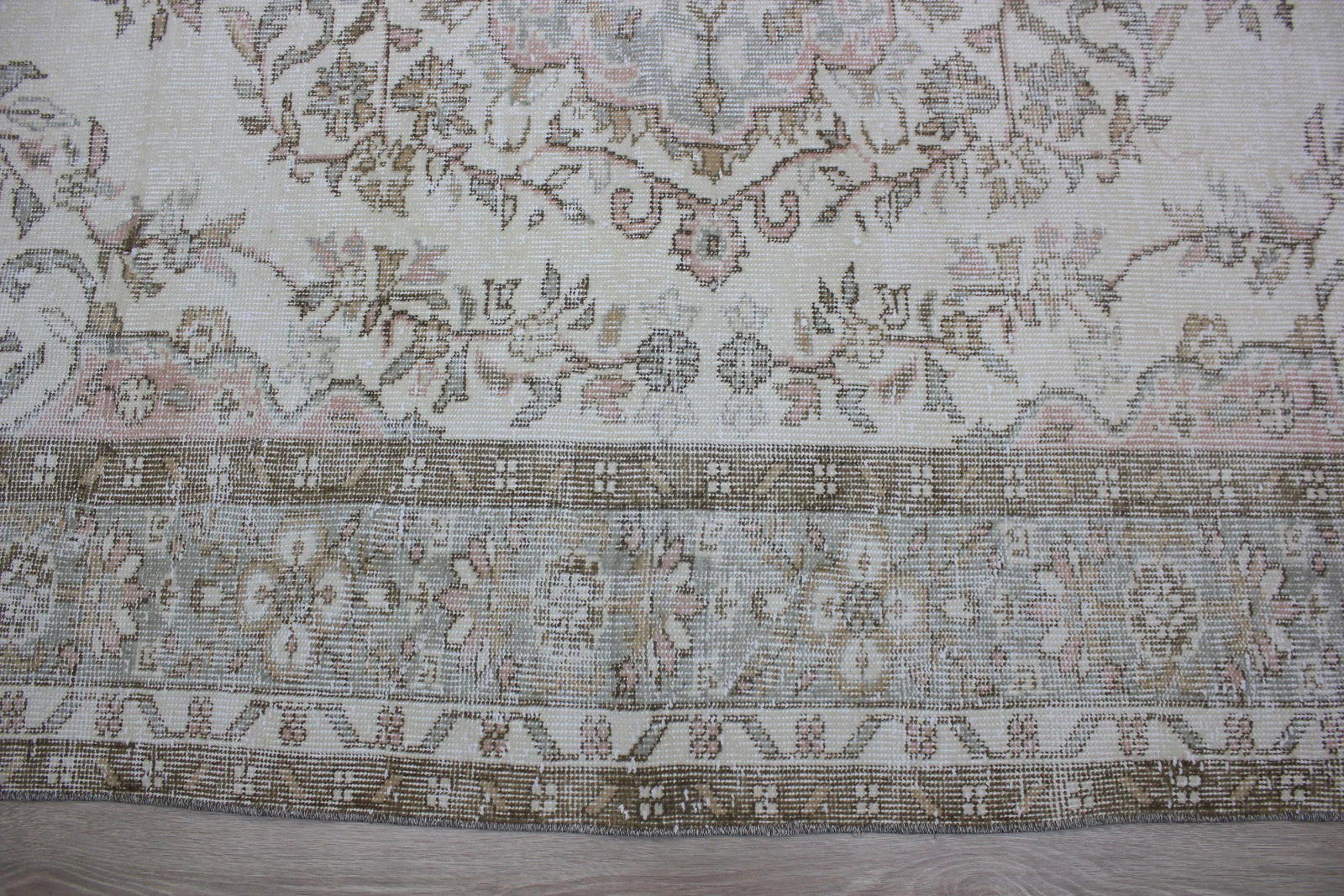 1950s Turkish Vintage Handmade Floral Desing Vintage White Oushak Wool Area Rug - 9