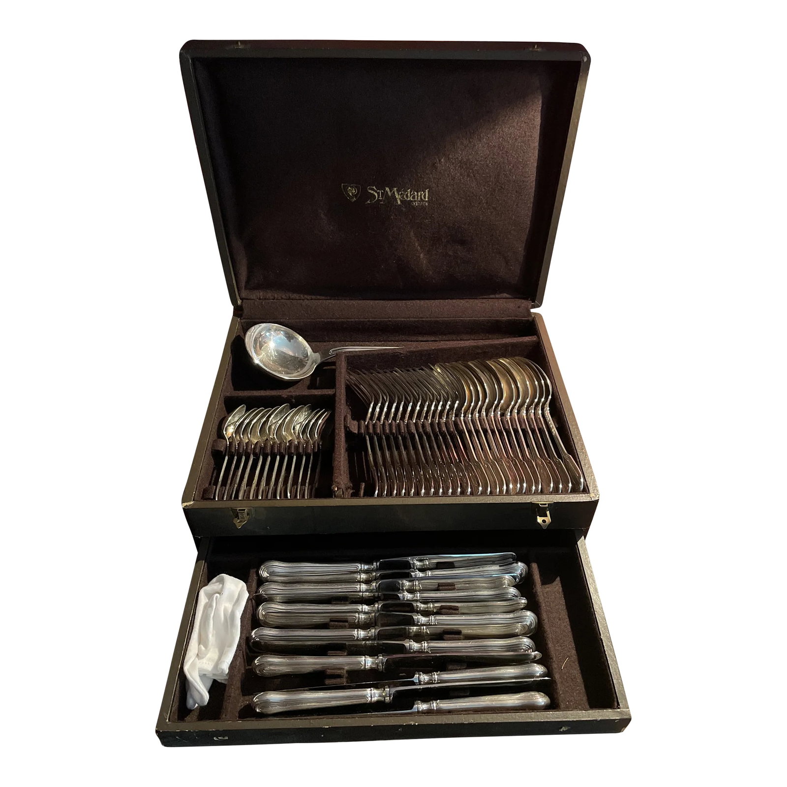 20th Century St. Medard French Silverplate Fiddle Thread Flatware Service- 48 Pieces: A very good quality set of French silver plate in the popular fiddle thread pattern. The plate is in excellent shape and the set is beautifully polished. There are 12 dinner knives, 12 soup spoons.