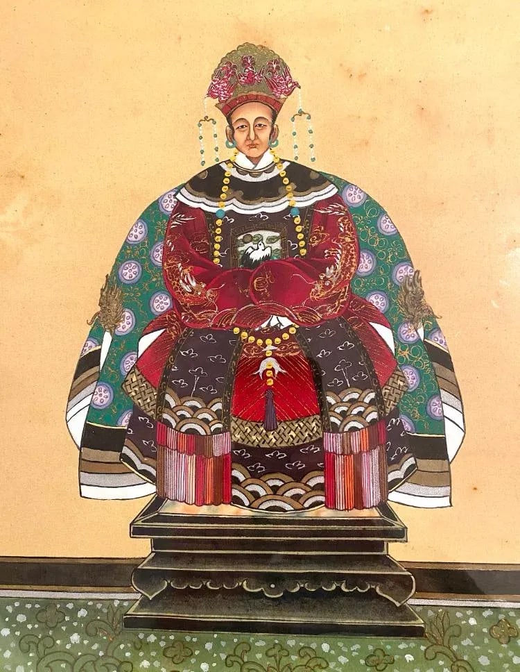 Antique Pair of Hand Painted Qing Dynasty Portraits of Man & Woman on Silk & Framed Under Glass - 4