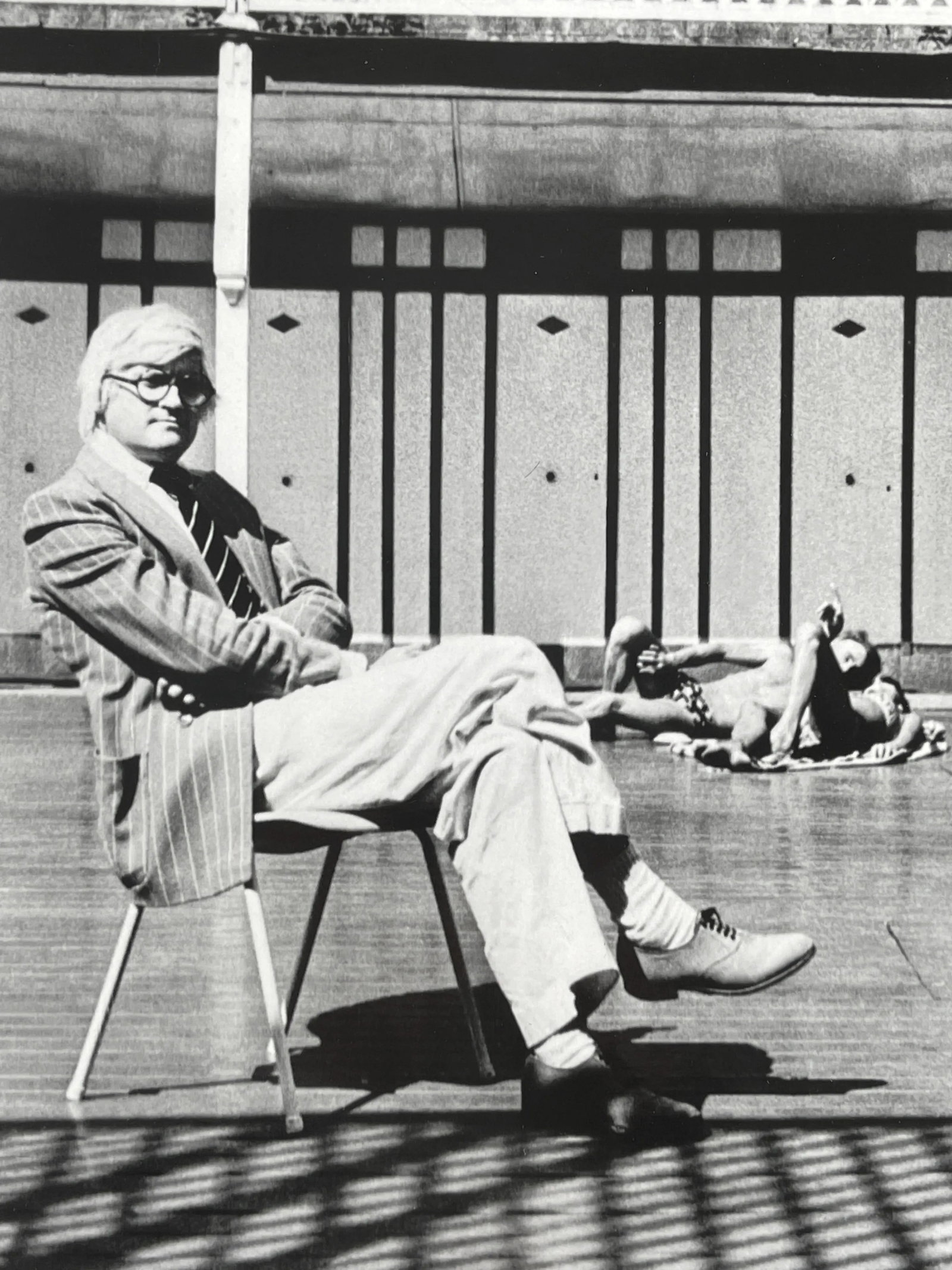 David Hockney, Piscine Royale, Paris 1975 Vintage Silver Gelatin Print by Helmut Newton - 6