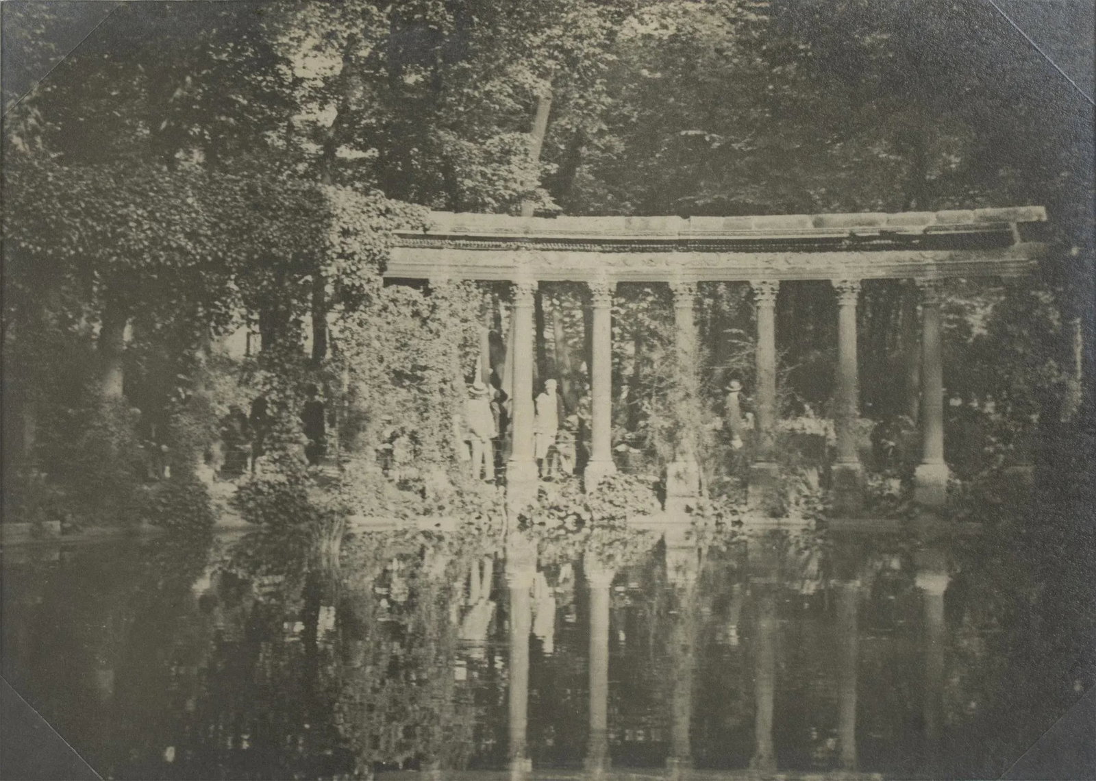 Paris, The Parc Monceau Public Garden, 1926 - Silver Gelatin B and W Photography: A unique original silver gelatin black and white photography, Paris, The Parc Monceau public garden, 20th of June, 1926. Features: Original Silver Gelatin Print Photography Unframed. Press Photography
