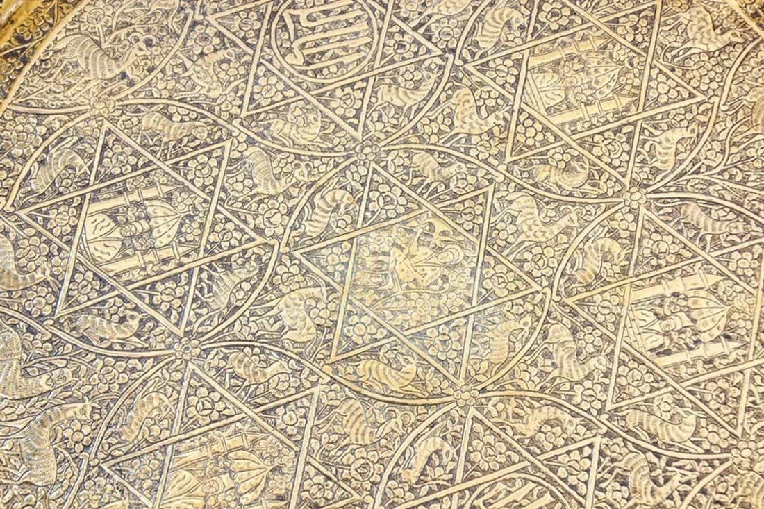 Large Antique Decorative Indo-Persian Mughal Hammered Brass Tray 19th C. - 5