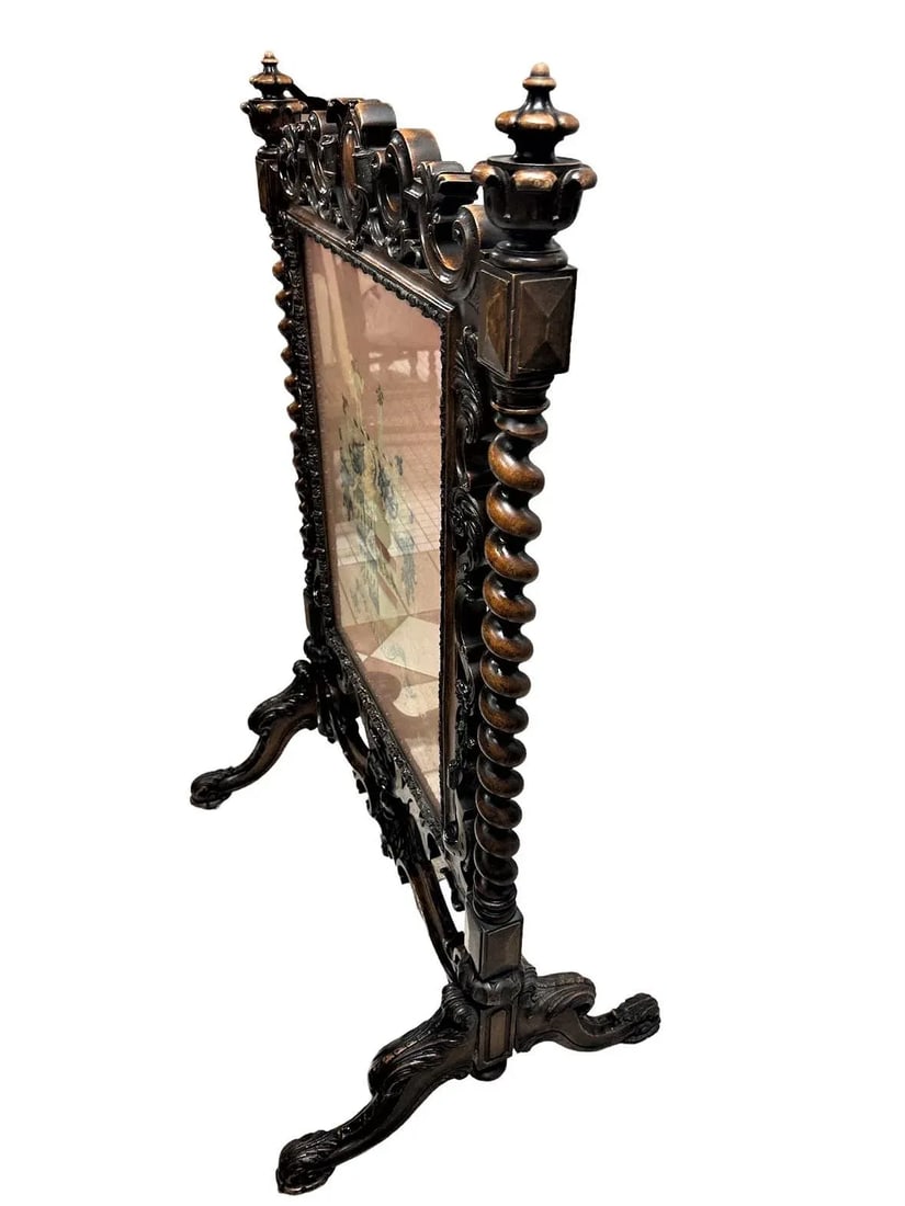 Antique Large Spanish Baroque Style Fire Screen in Carved Walnut and Needlepoint - Late 19th Century - 2