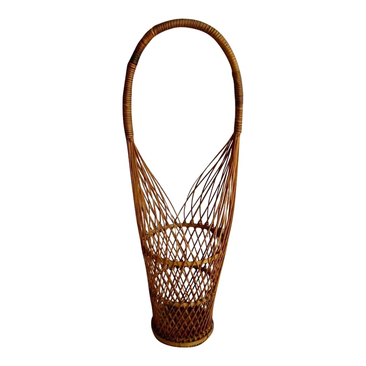 1960s Mid Century Modern Wicker Wine Bottle Carrier: Wicker items during that period were everywhere and extremely popular , here it s a rare and unusual item a wine bottle carrier for the table , it would for sure bring a lovely touch to your decor
