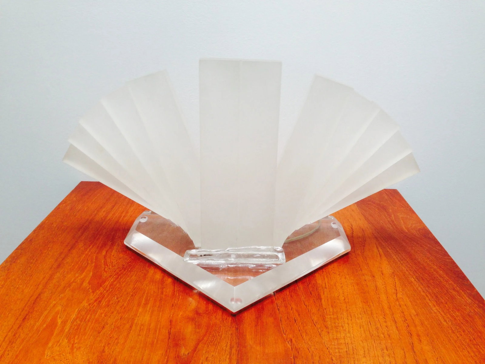 Sculptural Frosted Lucite Sunburst Table Lamp – Studio Piece, 1960s–1970s - 2