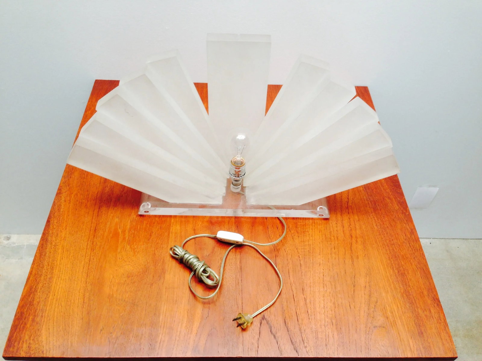 Sculptural Frosted Lucite Sunburst Table Lamp – Studio Piece, 1960s–1970s - 4