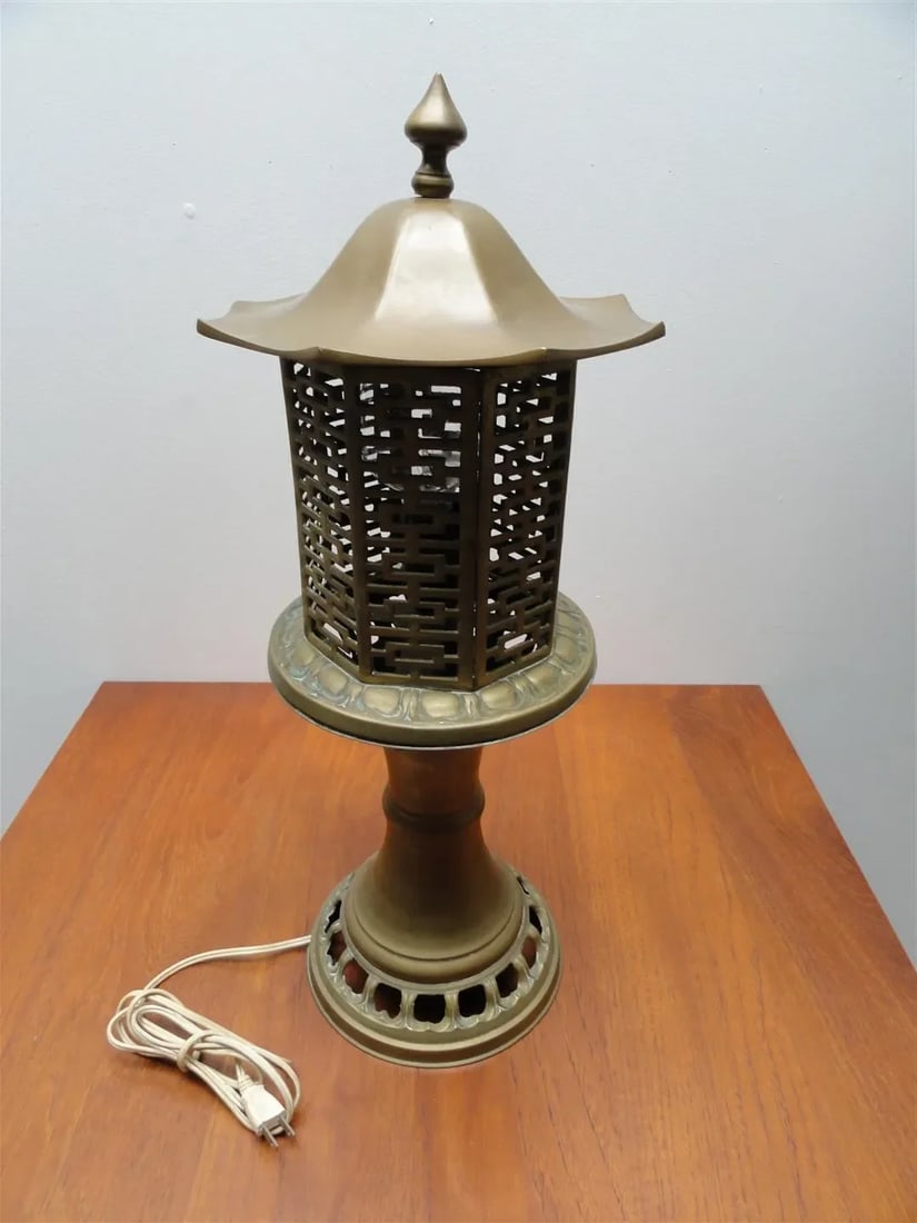 Mid-Century Chinese-Inspired Solid Brass Table Lamp – Pagoda Lantern Style - 3