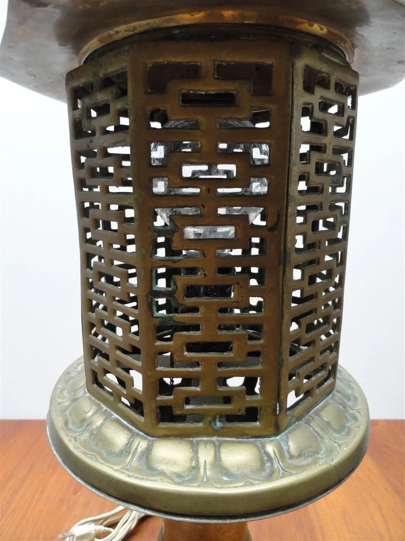 Mid-Century Chinese-Inspired Solid Brass Table Lamp – Pagoda Lantern Style - 4