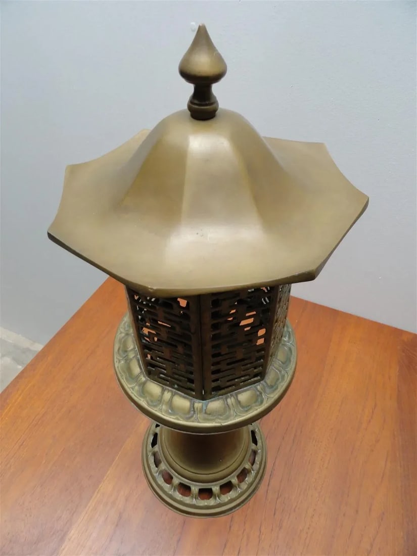 Mid-Century Chinese-Inspired Solid Brass Table Lamp – Pagoda Lantern Style - 5