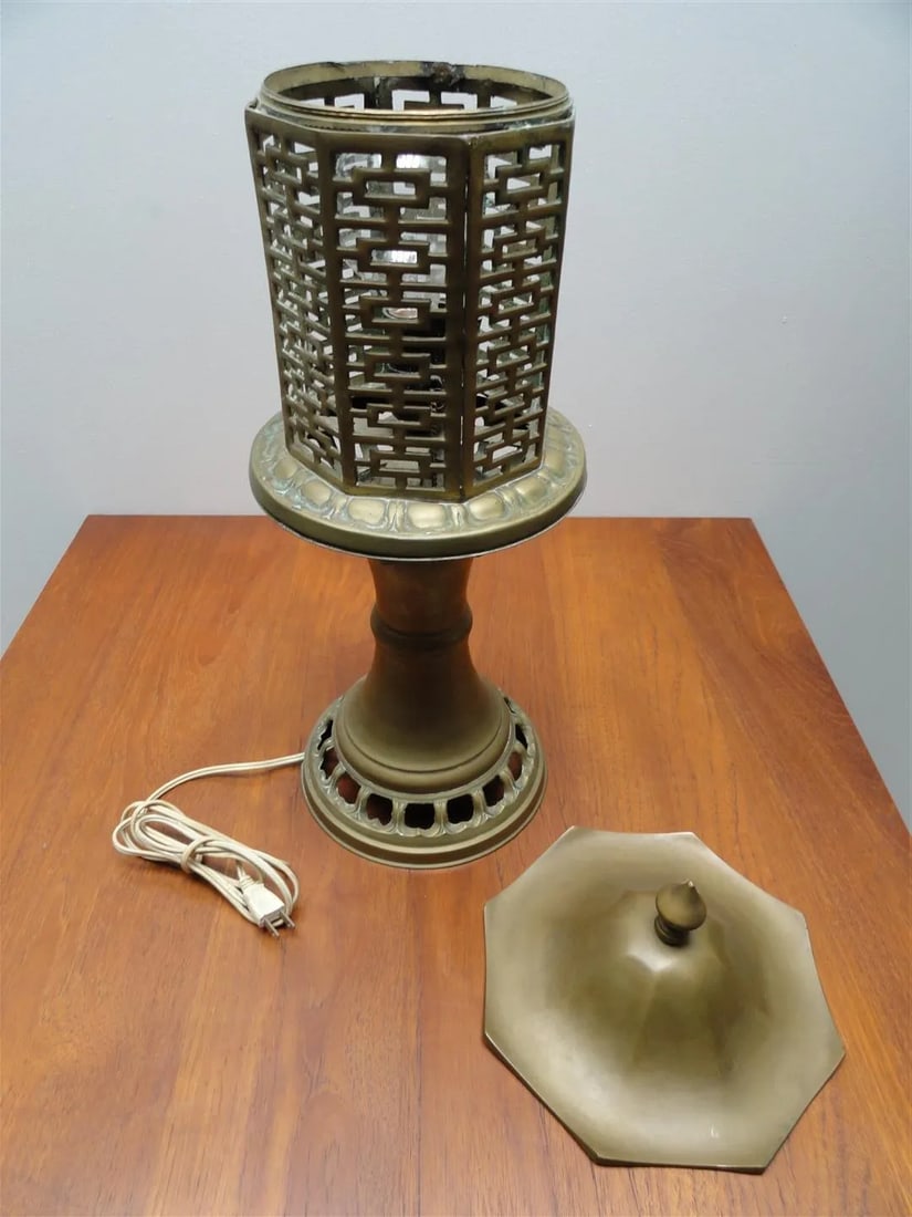 Mid-Century Chinese-Inspired Solid Brass Table Lamp – Pagoda Lantern Style - 6