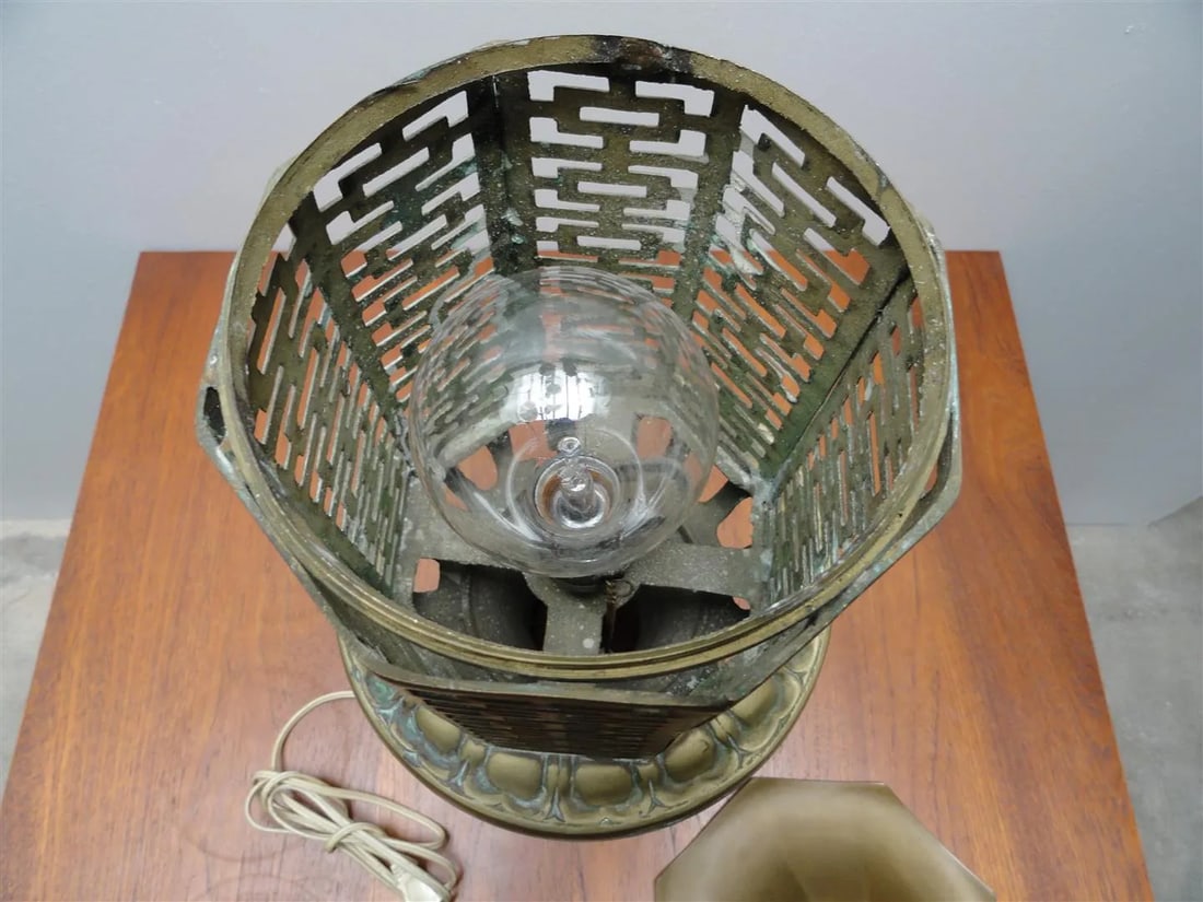 Mid-Century Chinese-Inspired Solid Brass Table Lamp – Pagoda Lantern Style - 7