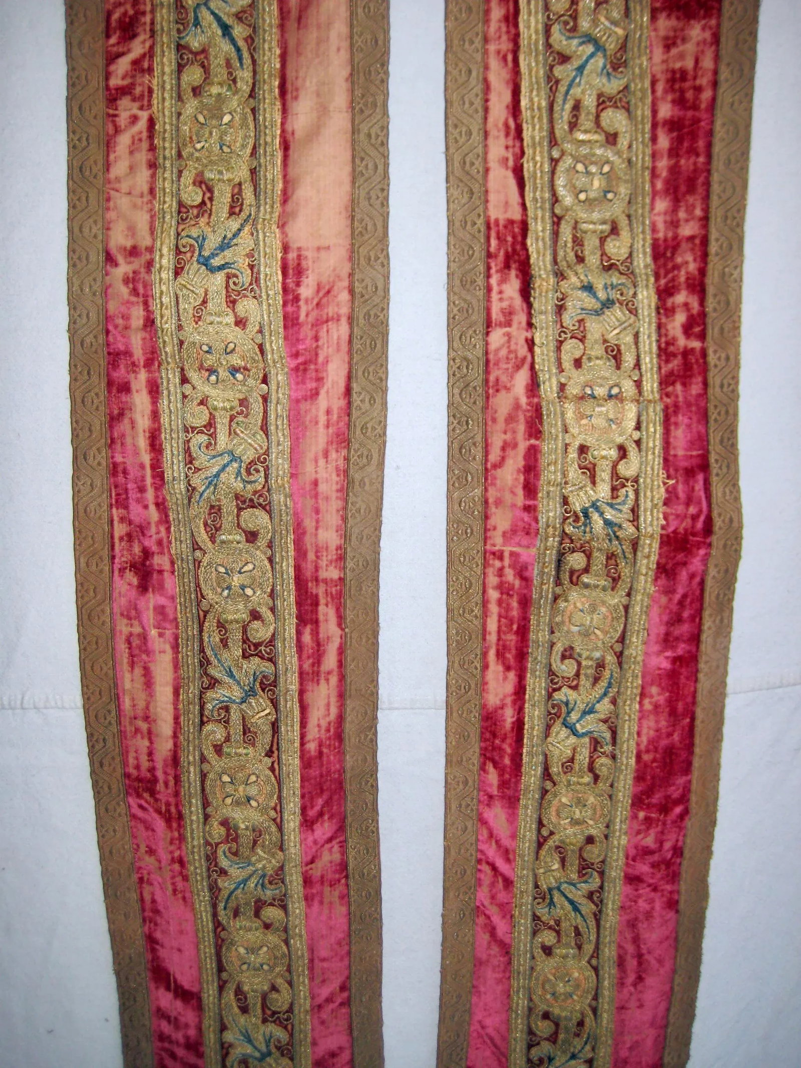 Pair of 17th Century Italian Embroidery Tapestry Wall Hanging - 2
