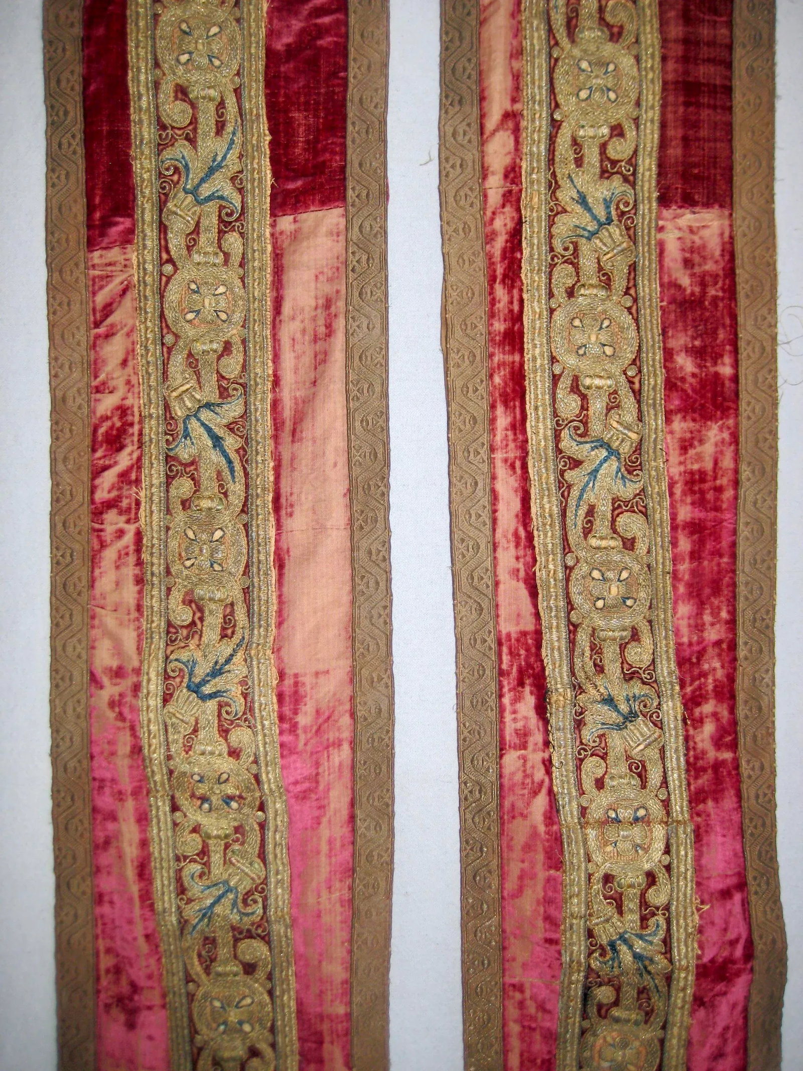 Pair of 17th Century Italian Embroidery Tapestry Wall Hanging - 3