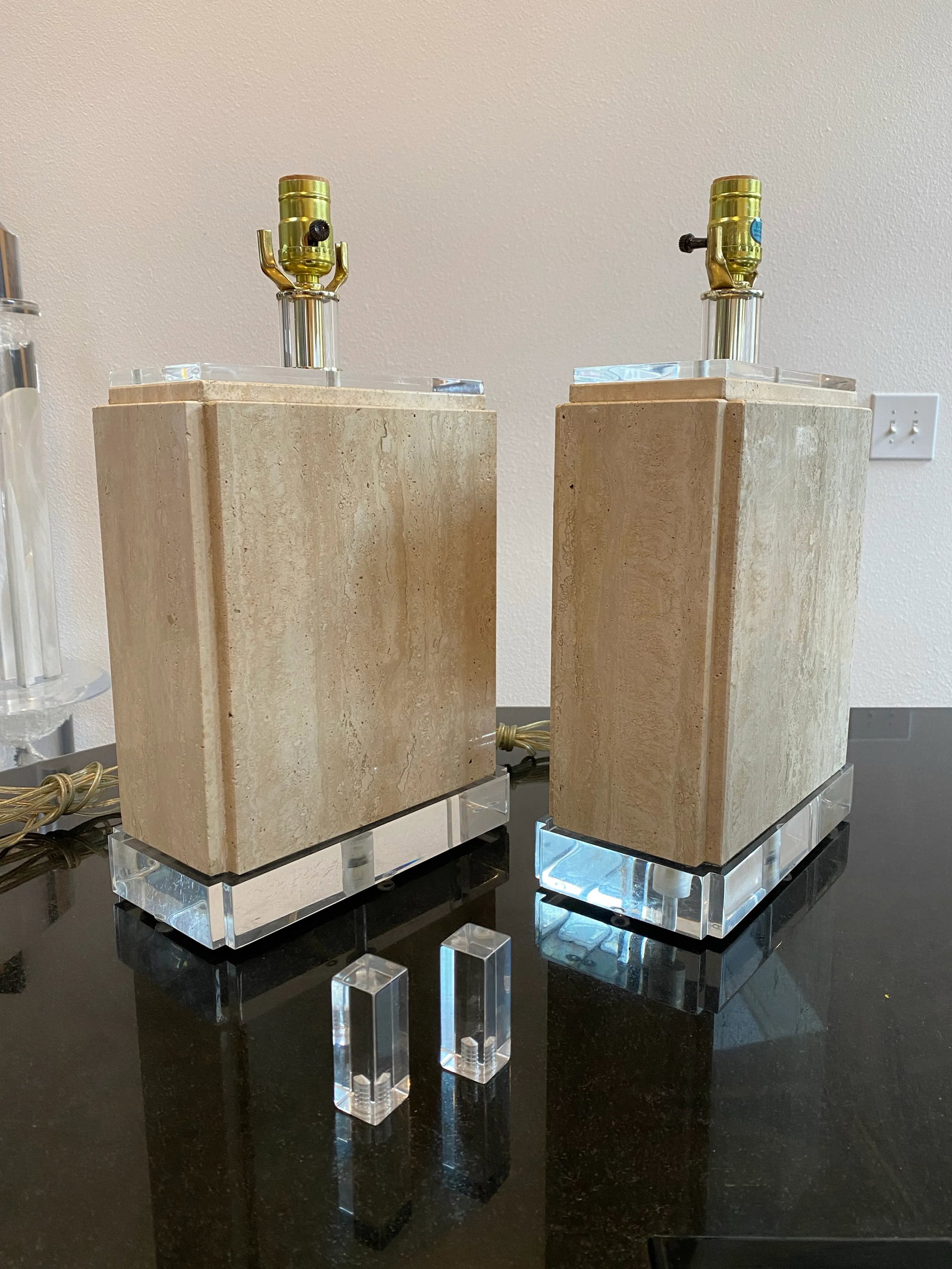 Sculptural Pair of Travertine & Lucite Table Lamps "” Geometric Postmodern Italian Design - 10