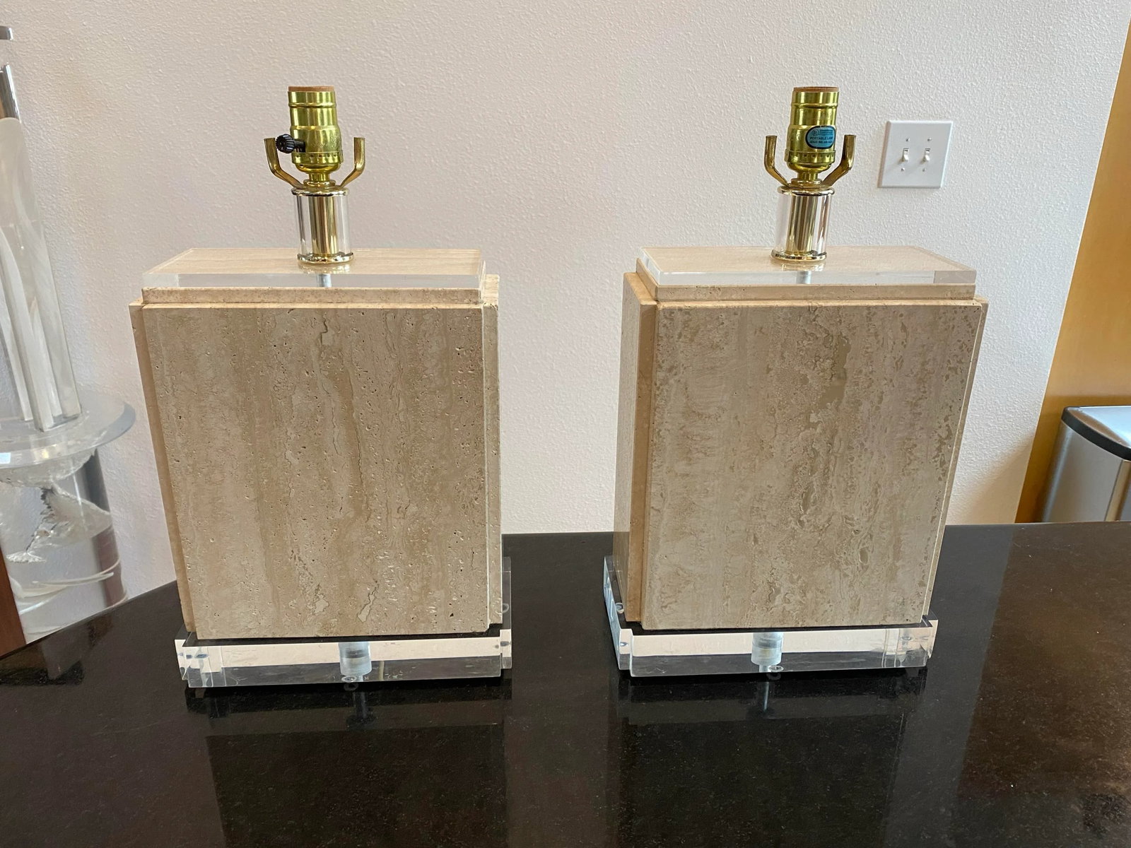 Sculptural Pair of Travertine & Lucite Table Lamps "” Geometric Postmodern Italian Design - 4