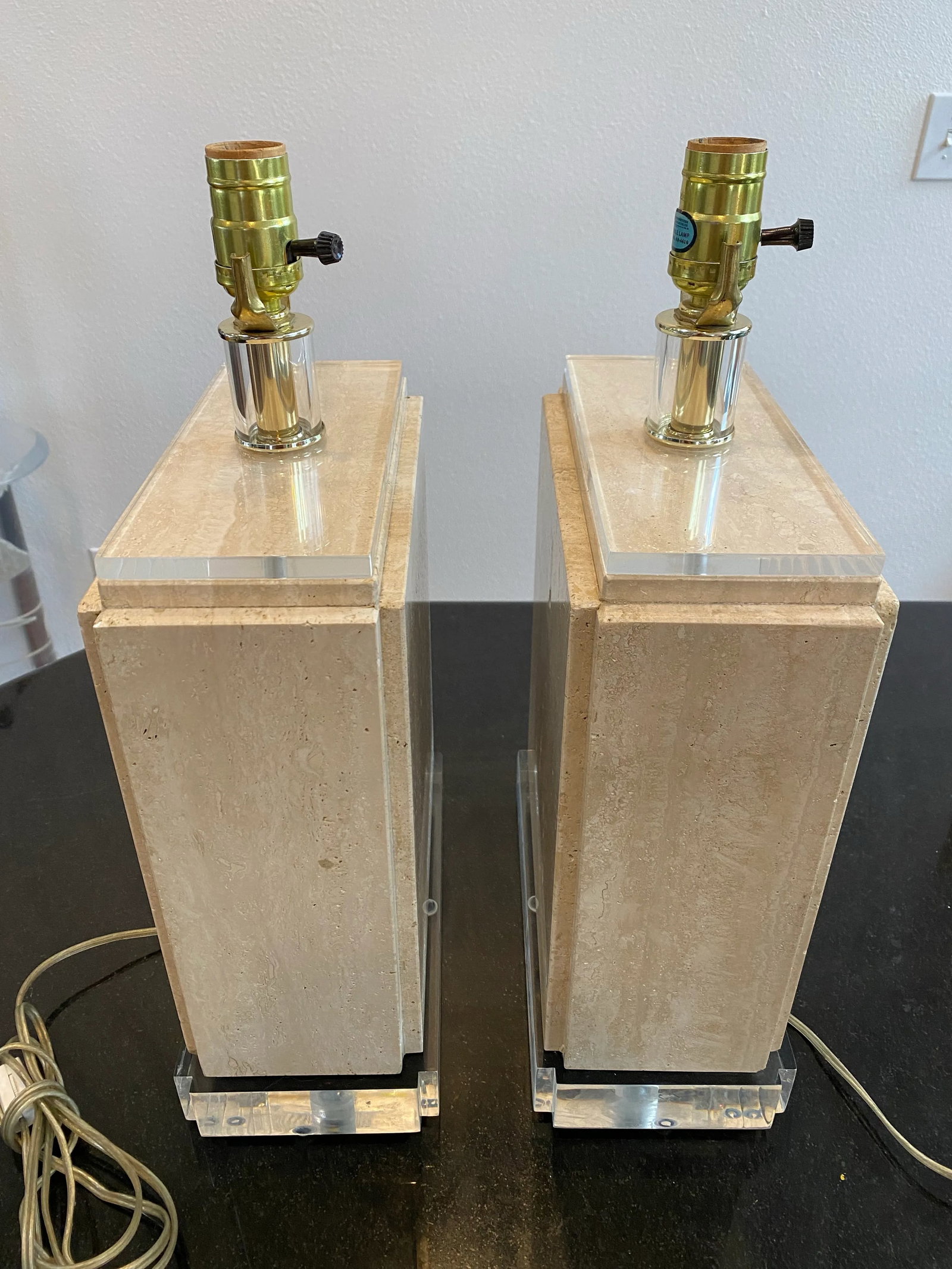 Sculptural Pair of Travertine & Lucite Table Lamps "” Geometric Postmodern Italian Design - 6