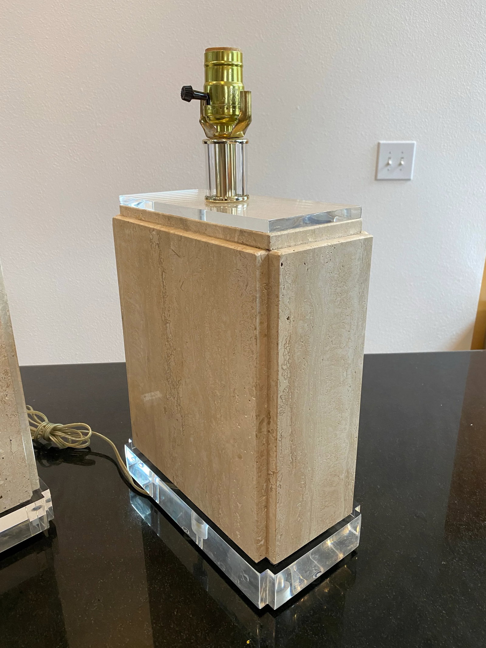 Sculptural Pair of Travertine & Lucite Table Lamps "” Geometric Postmodern Italian Design - 7