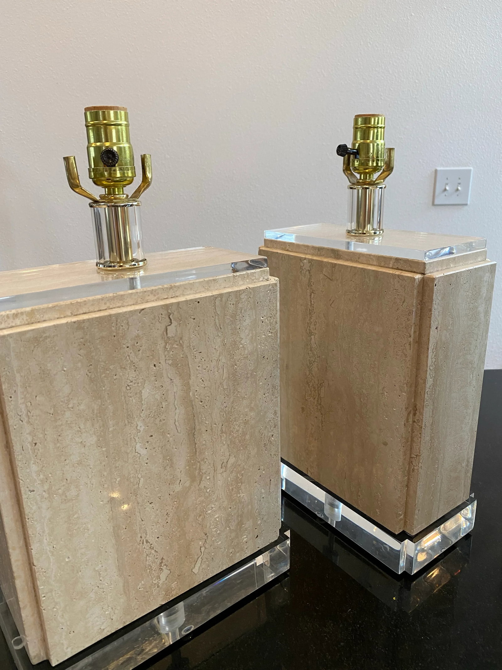 Sculptural Pair of Travertine & Lucite Table Lamps "” Geometric Postmodern Italian Design - 8
