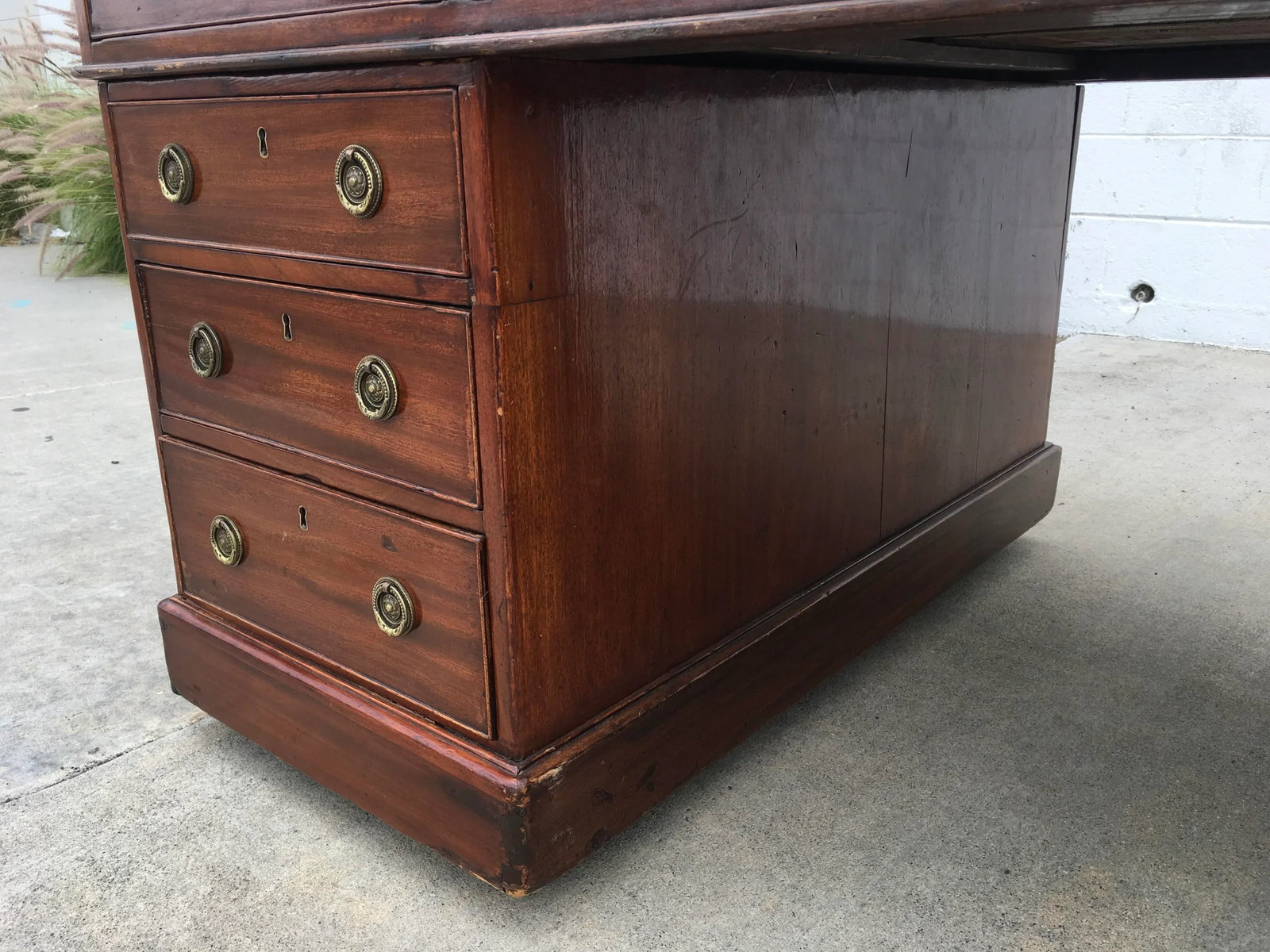 Rare Solid Mahogany Partners Desk With Olive Green Leather Top by Chubb & Son – Mid-19th - 11