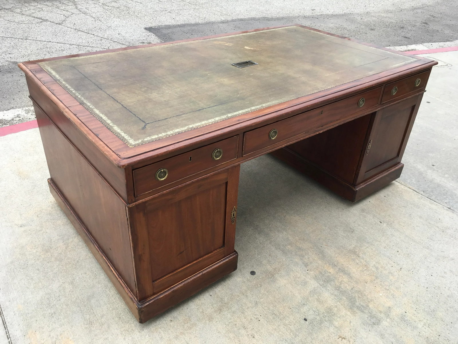 Rare Solid Mahogany Partners Desk With Olive Green Leather Top by Chubb & Son – Mid-19th - 2