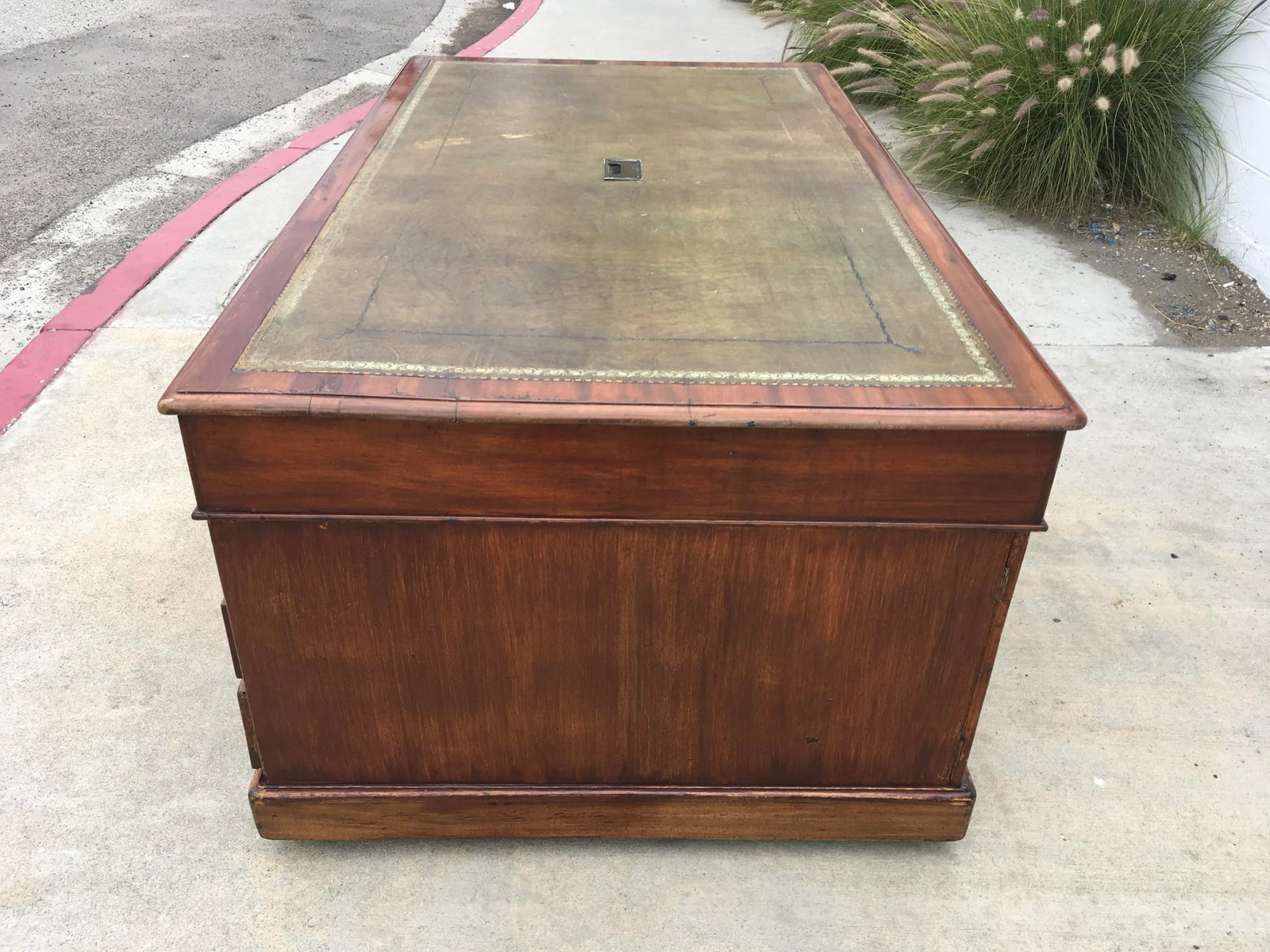 Rare Solid Mahogany Partners Desk With Olive Green Leather Top by Chubb & Son – Mid-19th - 3