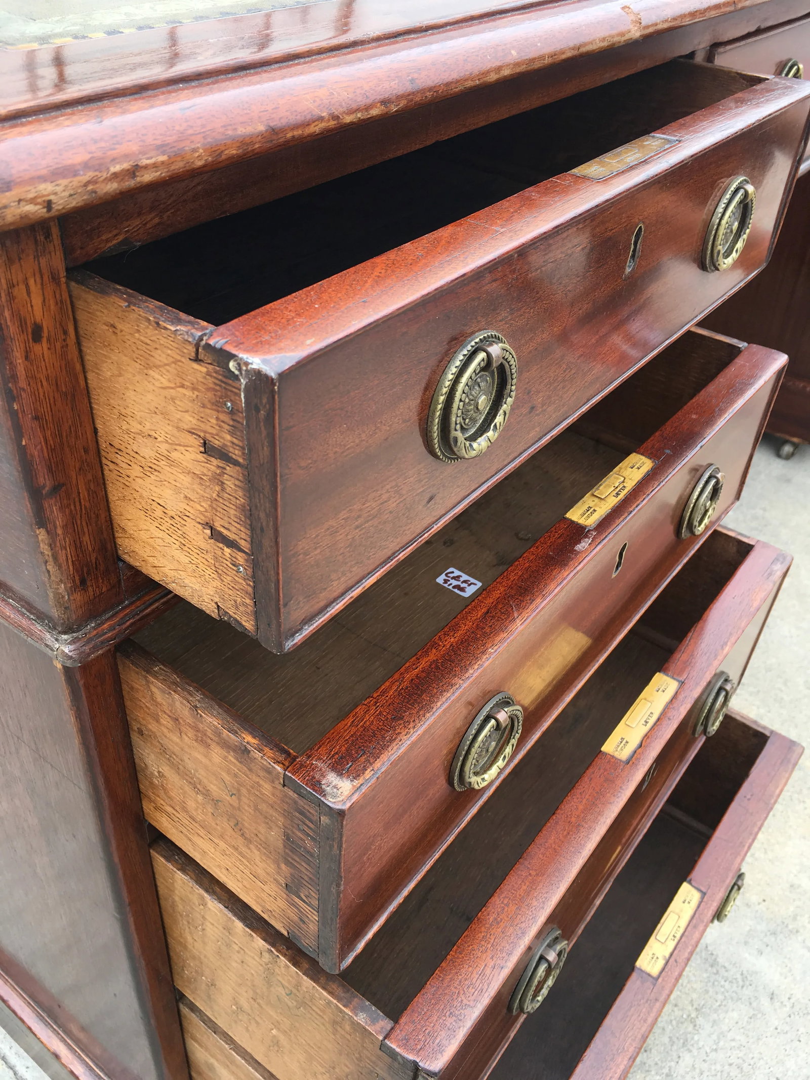 Rare Solid Mahogany Partners Desk With Olive Green Leather Top by Chubb & Son – Mid-19th - 4