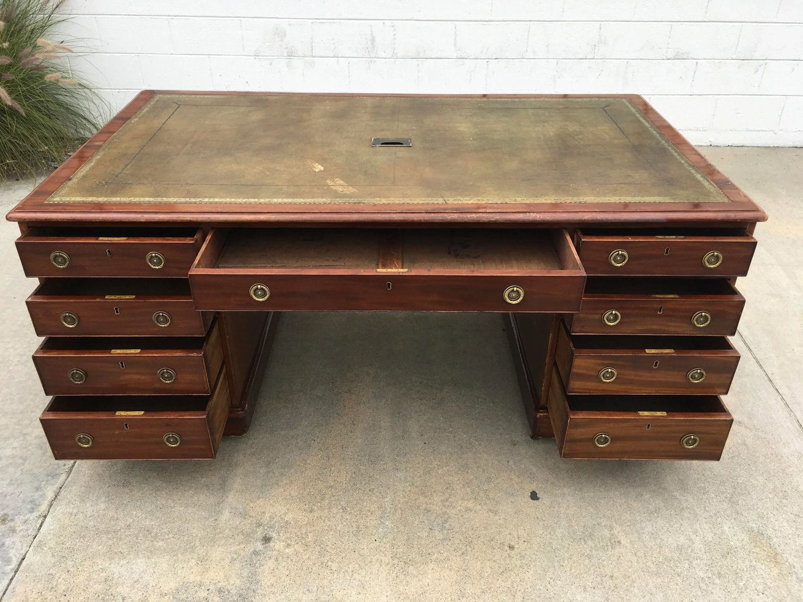 Rare Solid Mahogany Partners Desk With Olive Green Leather Top by Chubb & Son – Mid-19th - 5
