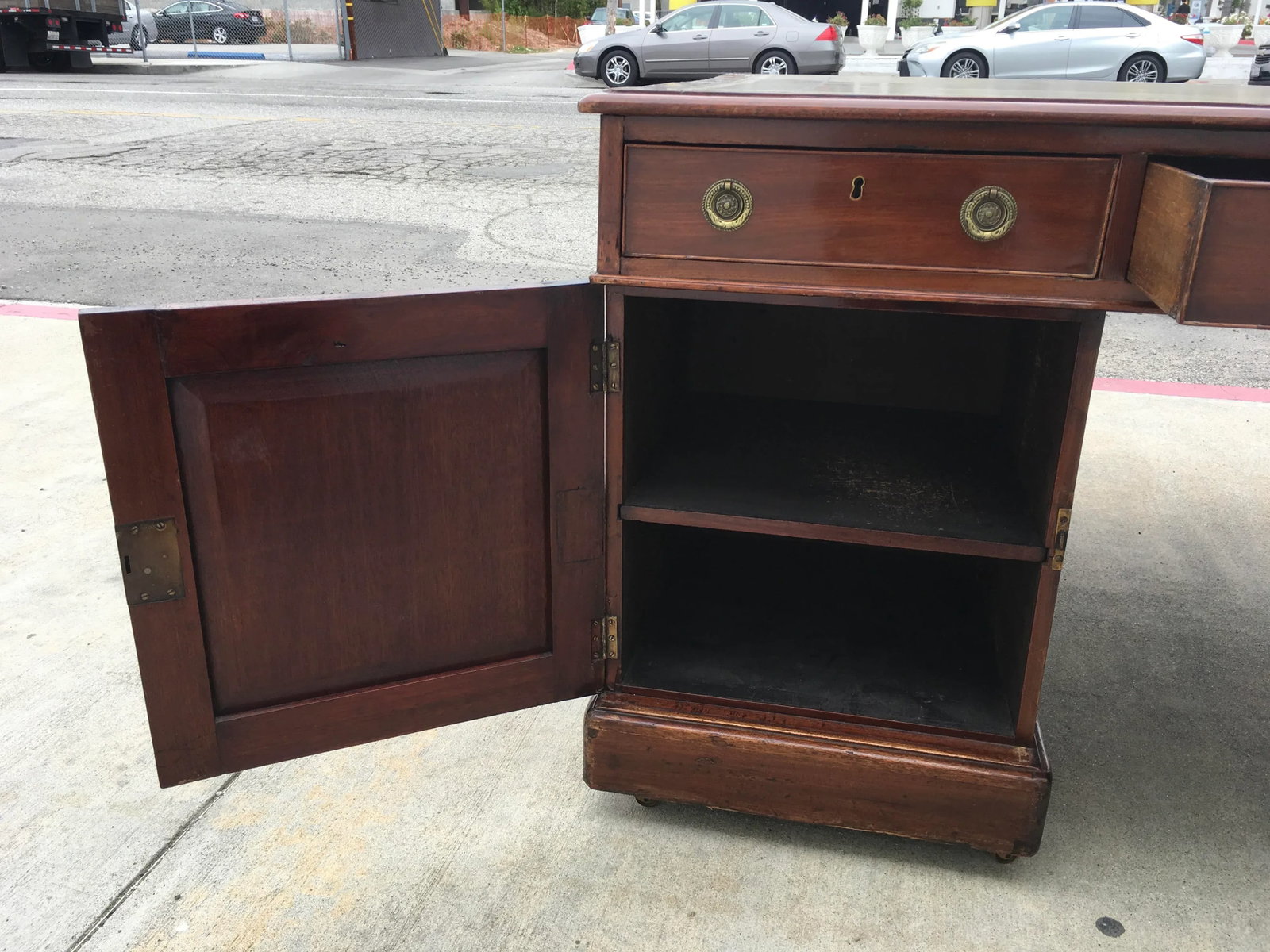 Rare Solid Mahogany Partners Desk With Olive Green Leather Top by Chubb & Son – Mid-19th - 8