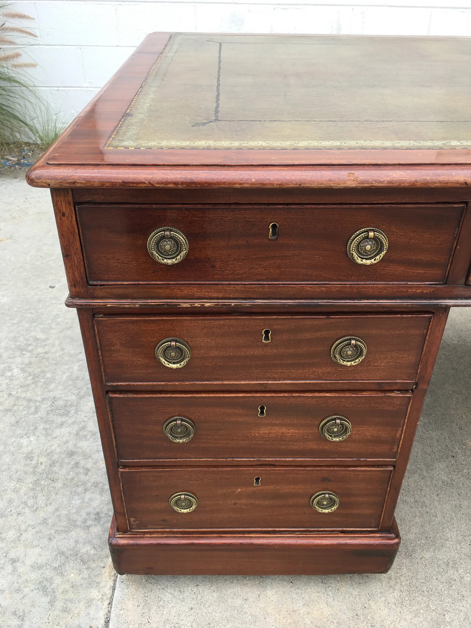 Rare Solid Mahogany Partners Desk With Olive Green Leather Top by Chubb & Son – Mid-19th - 9