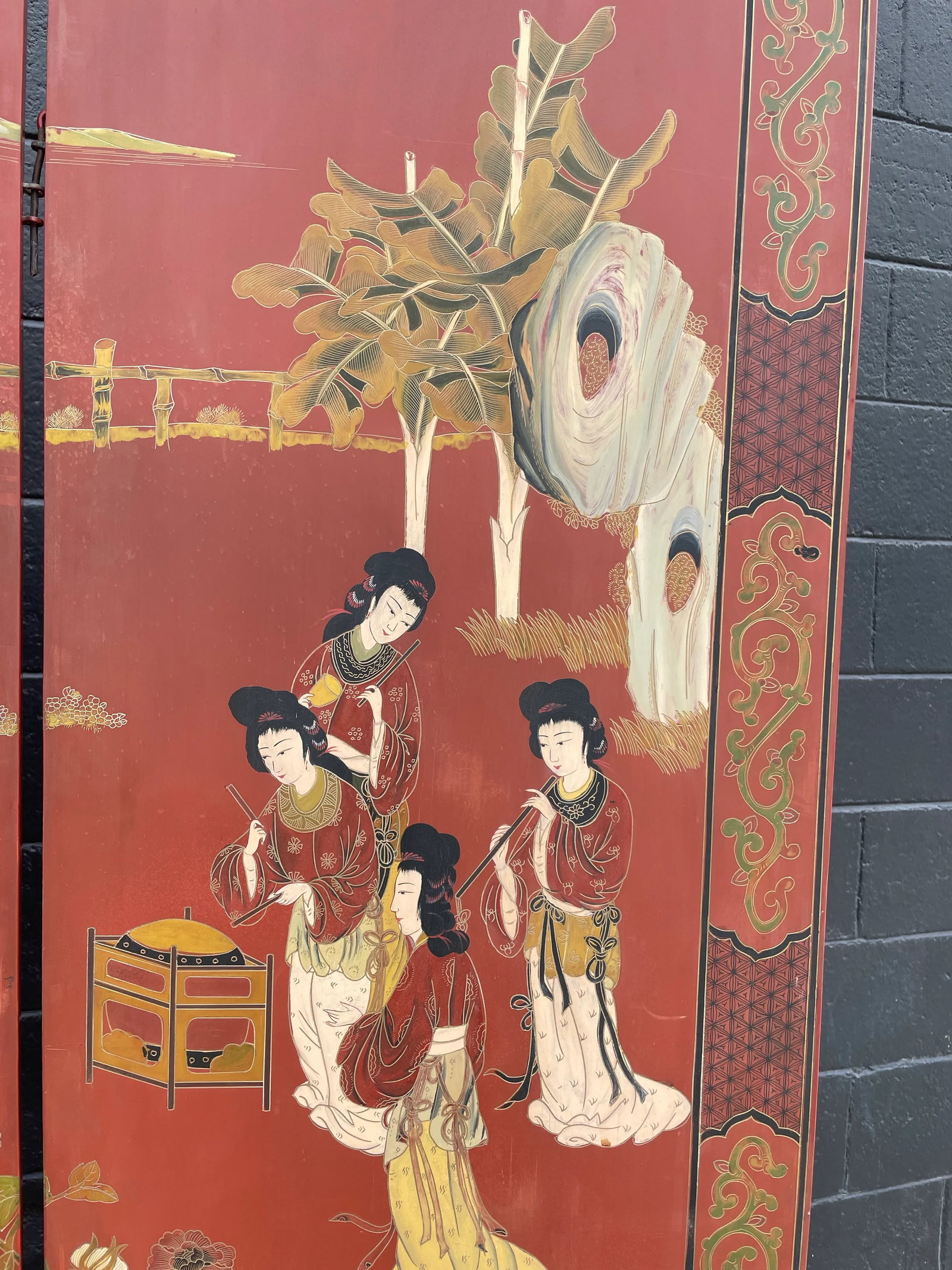 Antique Chinese Four-Panel Lacquer Screen – Hand-Painted Garden Scene With Female Figures - 3